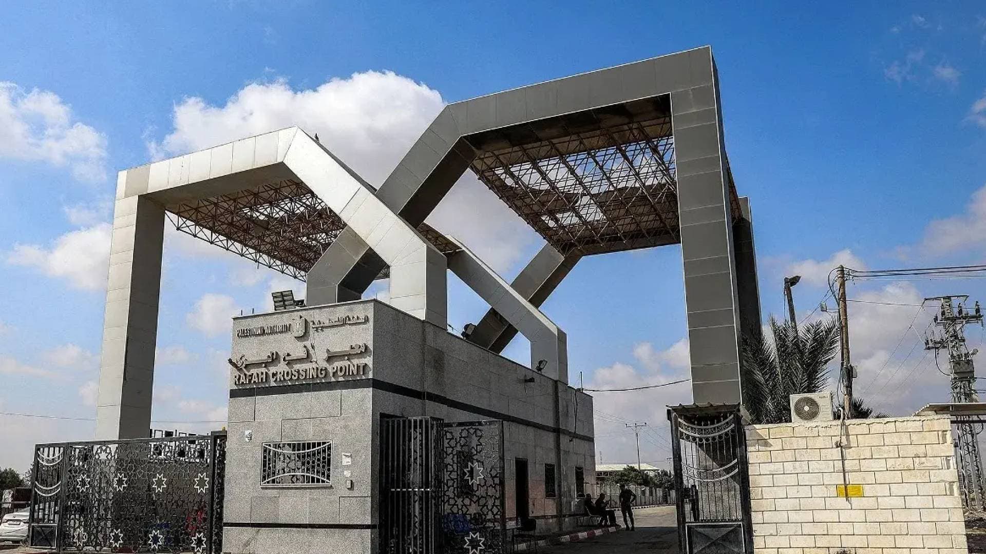 وصول الدفعة السابعة من العائدين عبر معبر رفح إلى مجمع ناصر الطبي بخان يونس