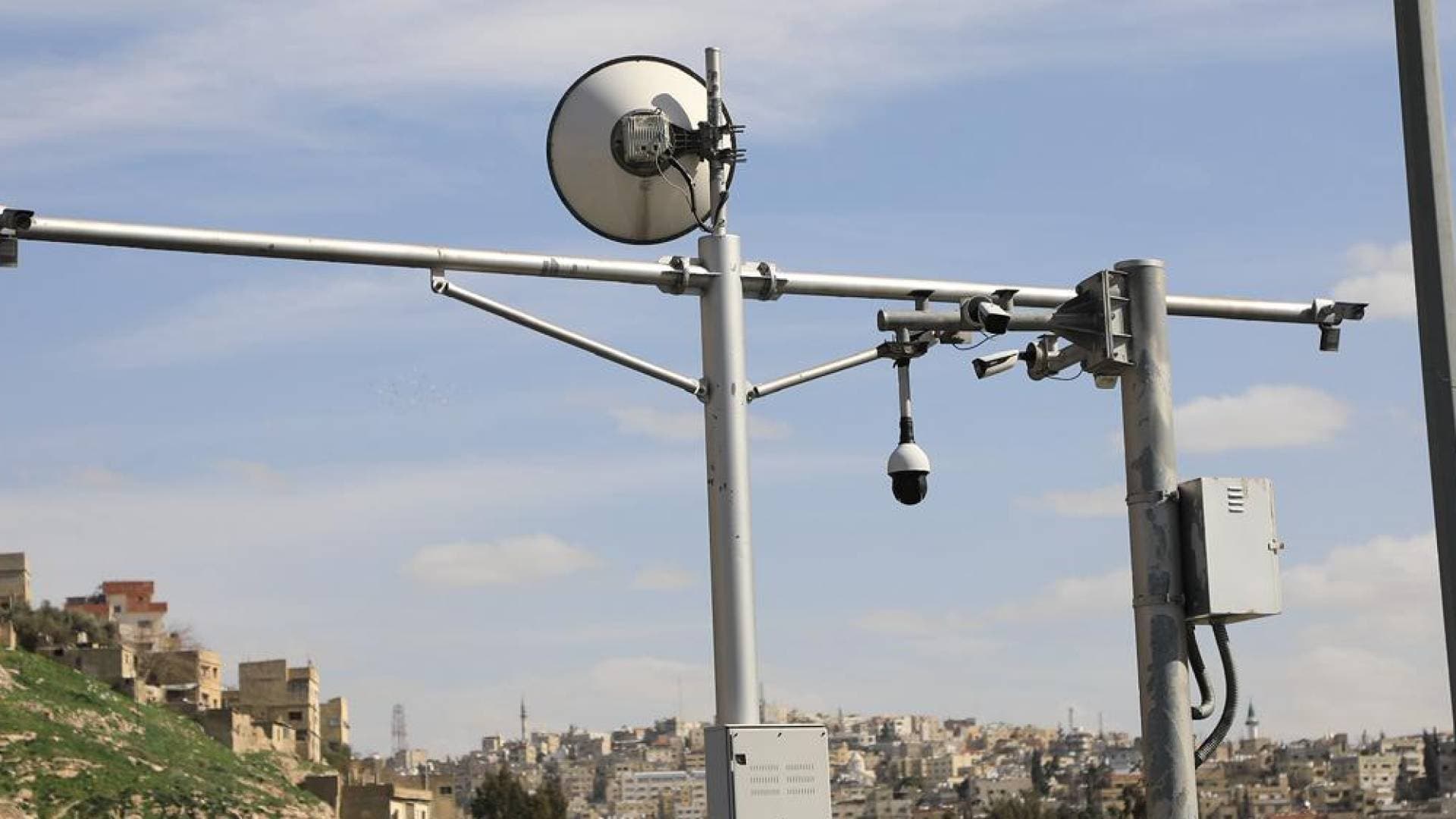 قائمة بمواقع الكاميرات الجديدة لضبط "الحزام والهاتف" والسرعة في عمان - صور