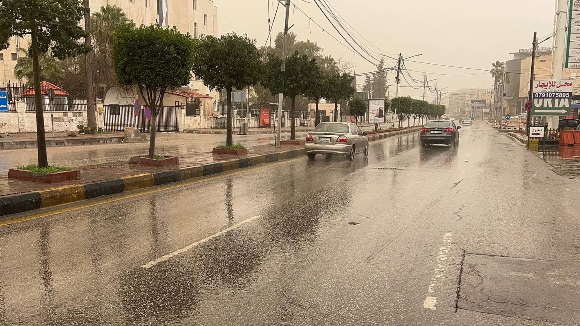 الدوريات الخارجية تنبه السائقين من غبار كثيف على طريق "العمري" وانخفاض الرؤية لـ 70 مترا