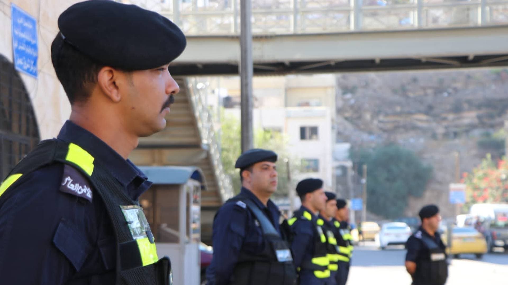 مصدر أمني: القبض على مطلوب خمسيني بعد مداهمة منزله في الحي الشرقي بإربد -فيديو