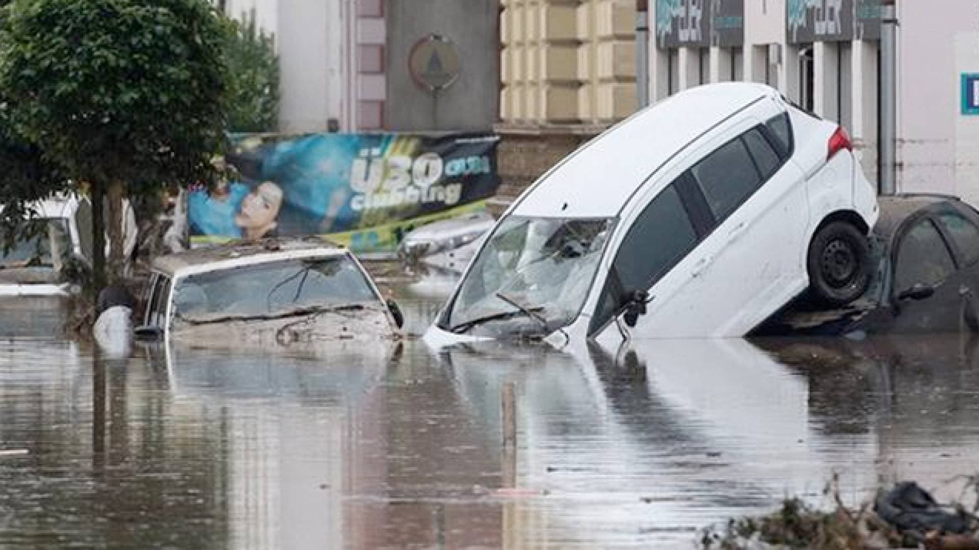 إقليم "كالابريا" الإيطالي يطالب بإعلان حالة الطوارئ جراء الفيضانات العارمة
