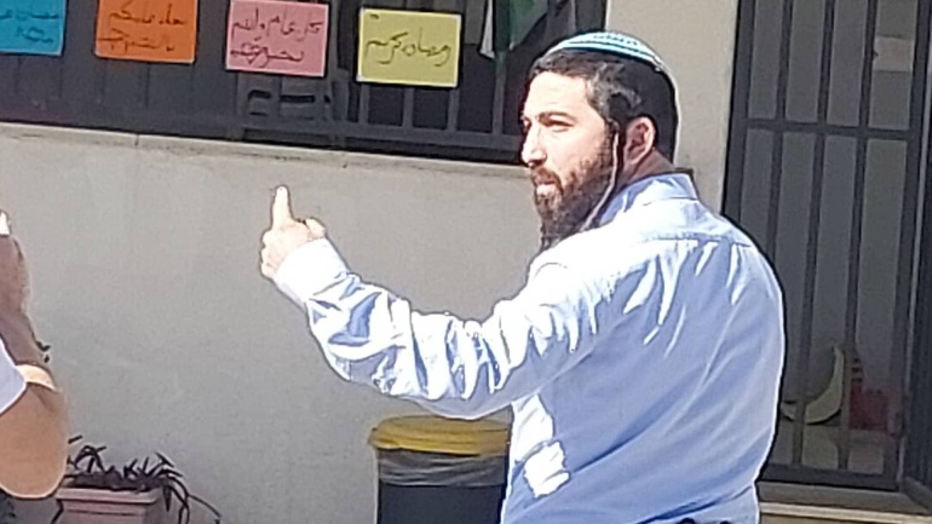 بحماية الجيش.. عضو كنيست متطرف يقتحم مدرسة بنات اللبن الشرقية ويهدد طاقمها التدريسي