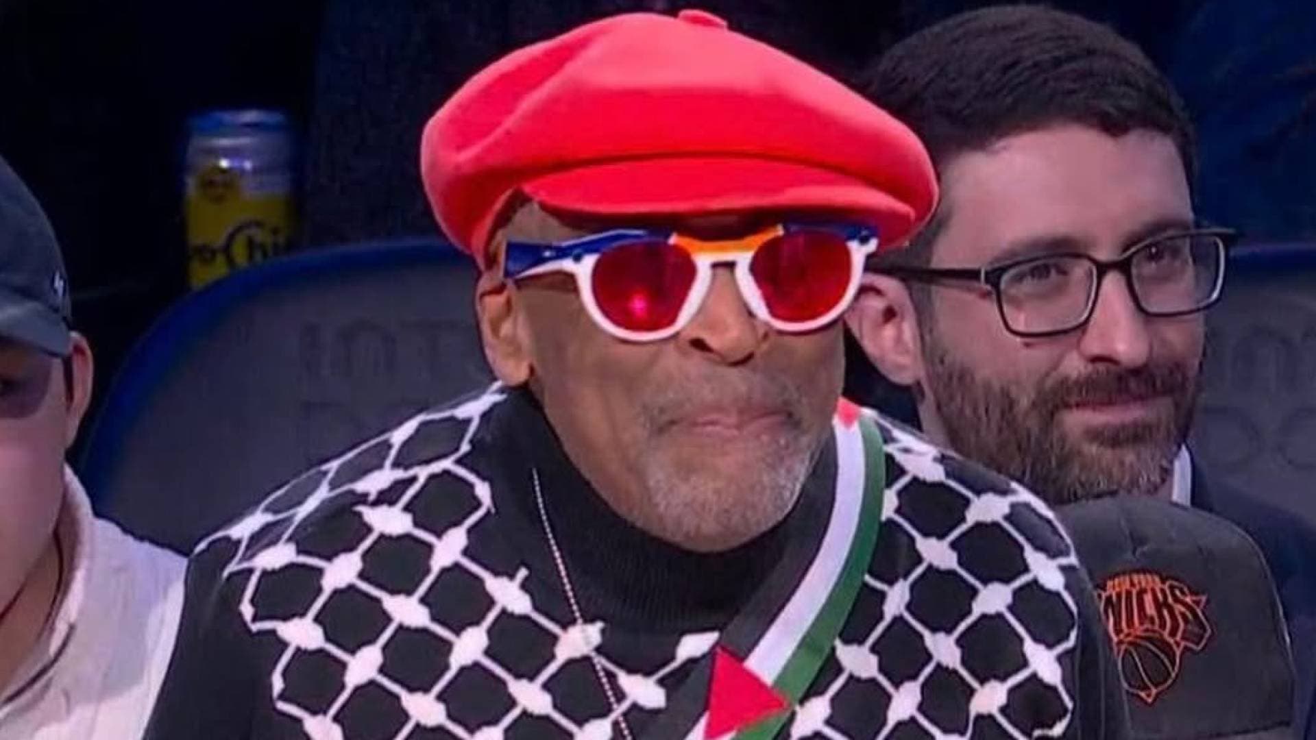 المخرج الأمريكي "سبايك لي" يرتدي ملابس تحمل علم فلسطين في مباراة "كل النجوم"