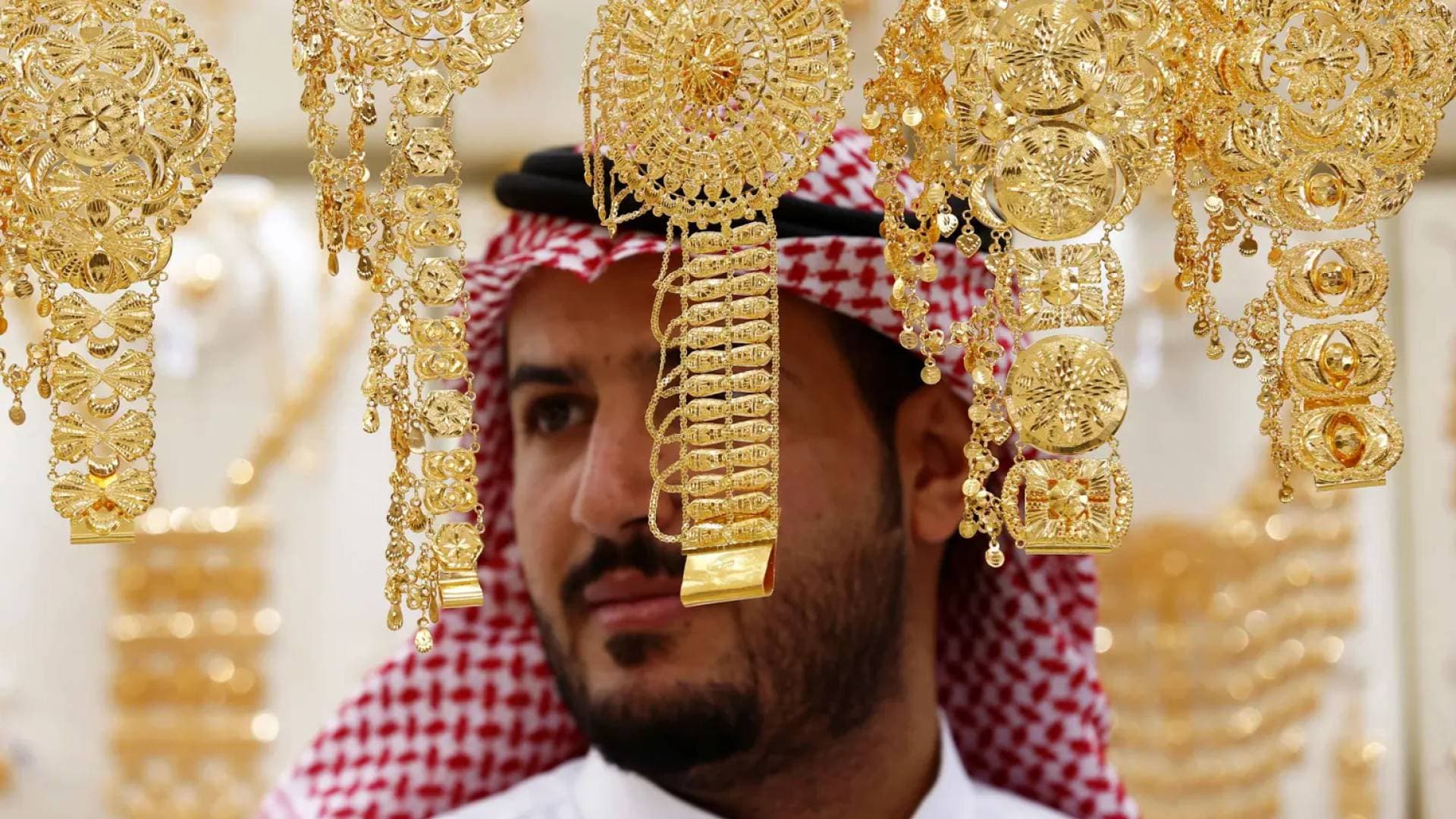 أسعار الذهب في السعودية: عيار 21 يسجل 527 ريالا مع هبوط الأونصة عالميا
