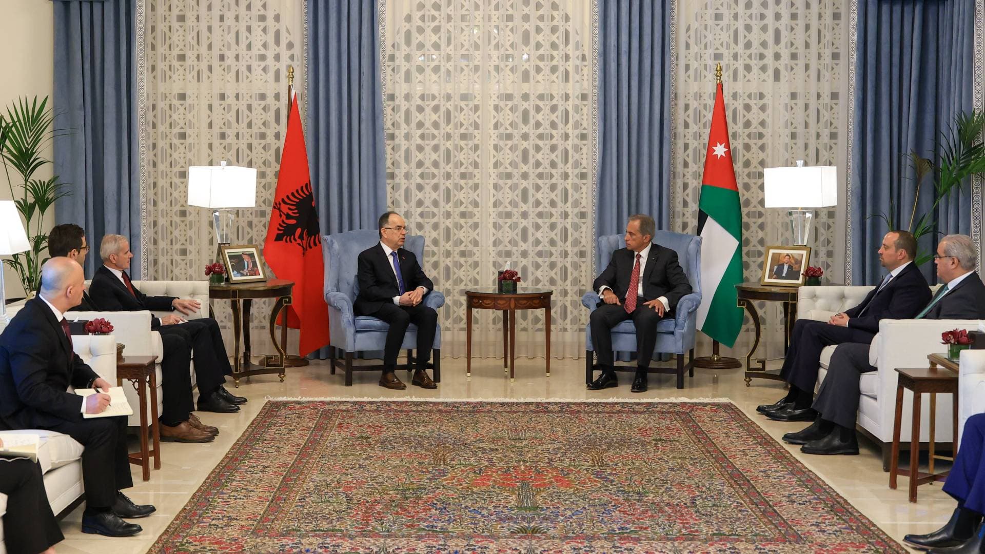 رئيس الوزراء جعفر حسان يستقبل الرئيس الألباني ويبحثان تعزيز التعاون الثنائي