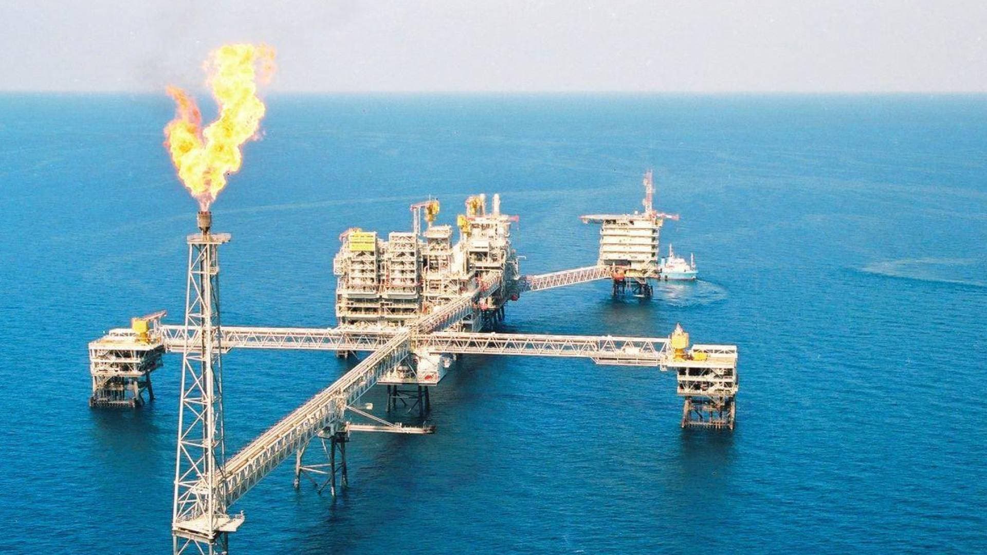 زلزال في أسواق الطاقة: أسعار الغاز في أوروبا تقفز بنسبة 50%.. ومخاوف من شلل إمدادات "هرمز"