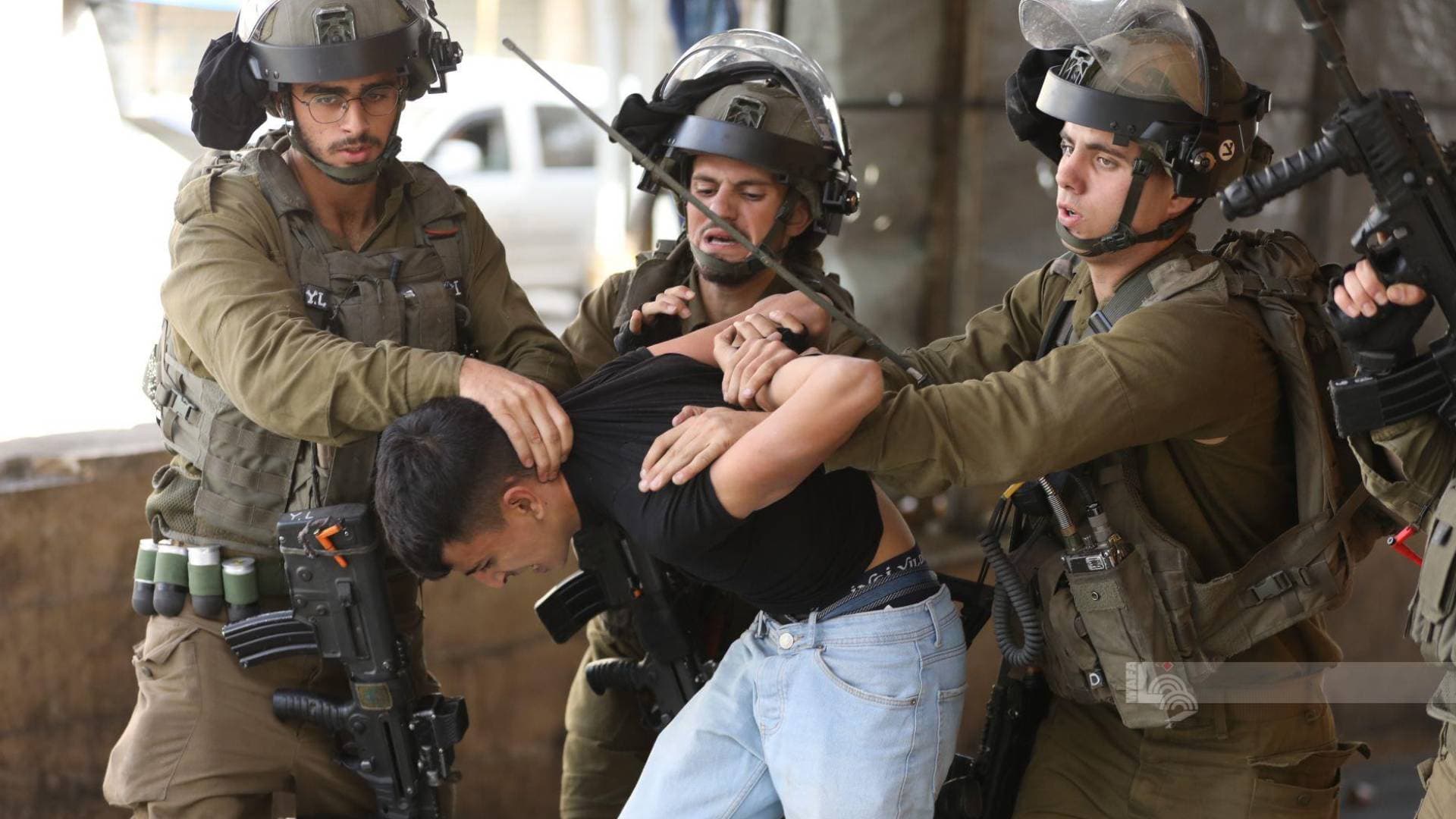 جيش الاحتلال يعتقل 24 فلسطينيا في الضفة الغربية