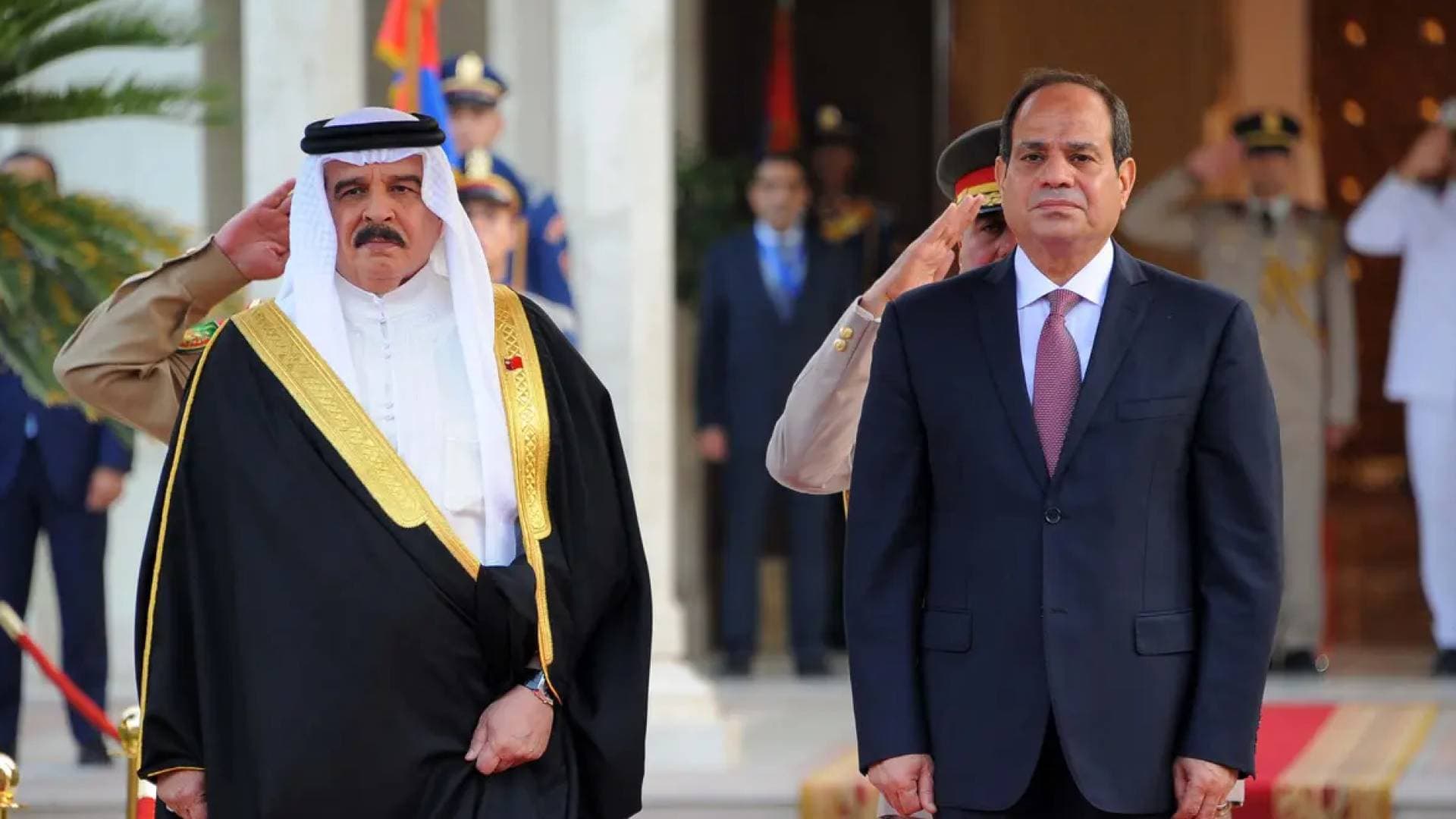 العاهل البحريني والرئيس المصري يبحثان التصعيد الإقليمي ويطالبان بوقف الاعتداءات الإيرانية وتهديدات الملاحة