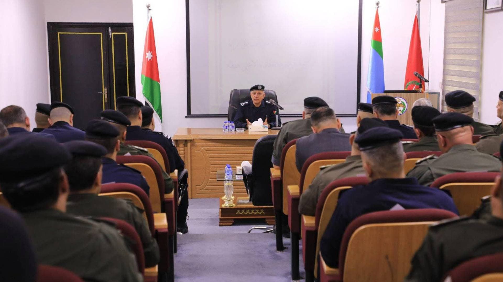 مدير الأمن العام يزور قيادة شرطة البادية الملكية ويلتقي مرتباتها ويثني على الجهود المبذولة