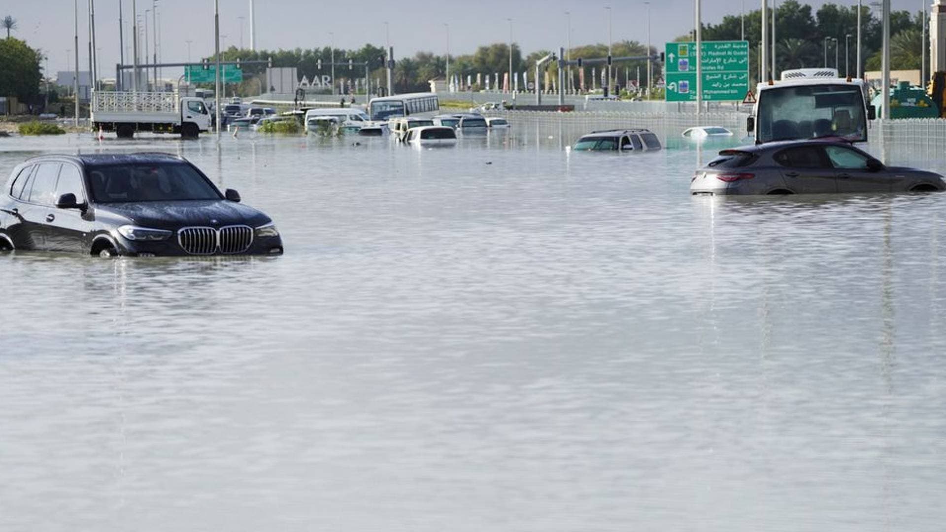 أمطار غزيرة ورياح عاصفة تتسبب في سيول وتعطل جزئي للحركة في الإمارات-فيديو