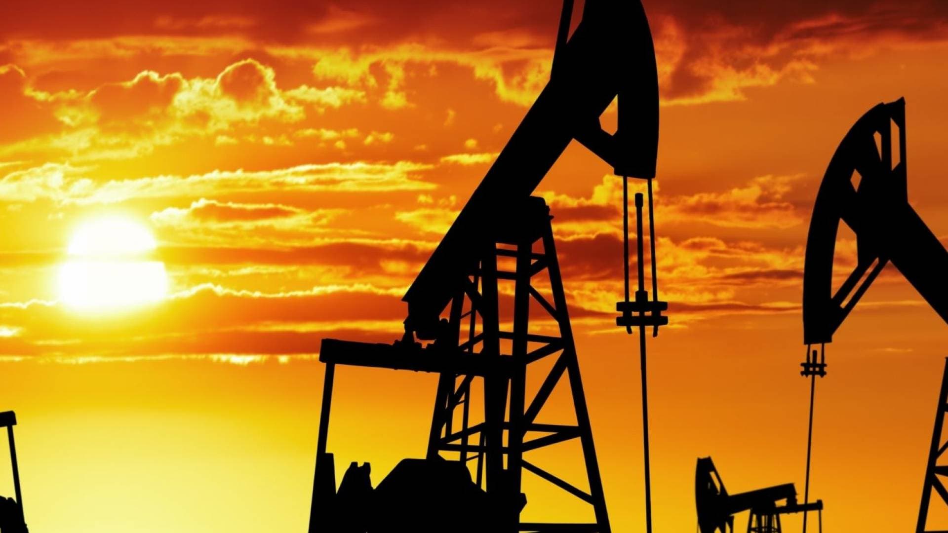 أسعار النفط تقفز إلى مستويات قياسية مع اقتراب مهلة ترمب لإيران