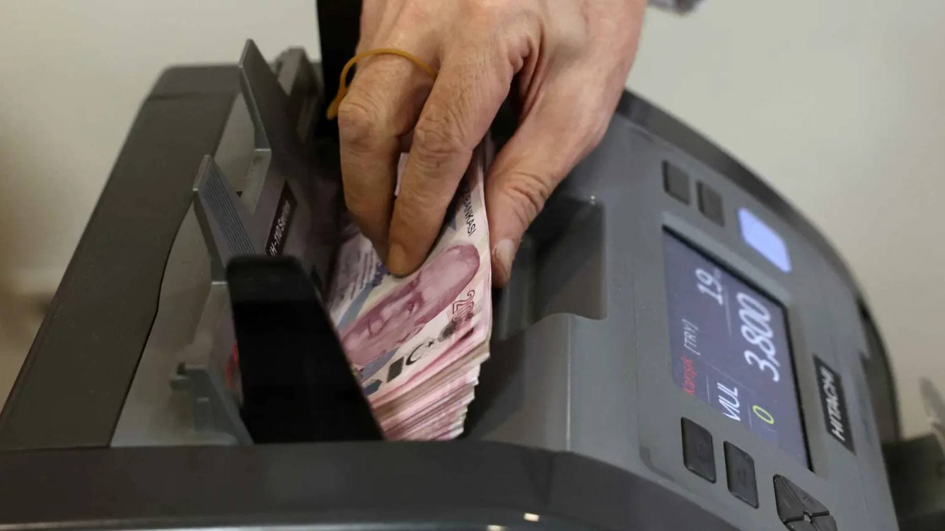 استقرار الجنيه المصري وتراجع الليرة التركية وسط تقلبات العملات العالمية