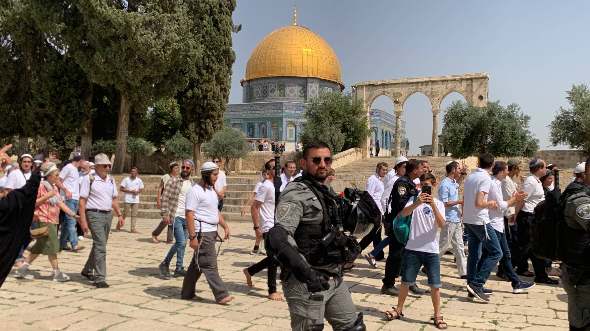 مستوطنون يقتحمون المسجد الأقصى ويؤدون "السجود الملحمي" في باحاته