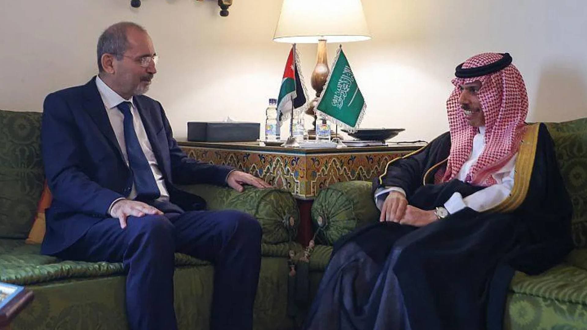 الصفدي ونظيره السعودي يبحثان تطورات الأوضاع في المنطقة هاتفيا