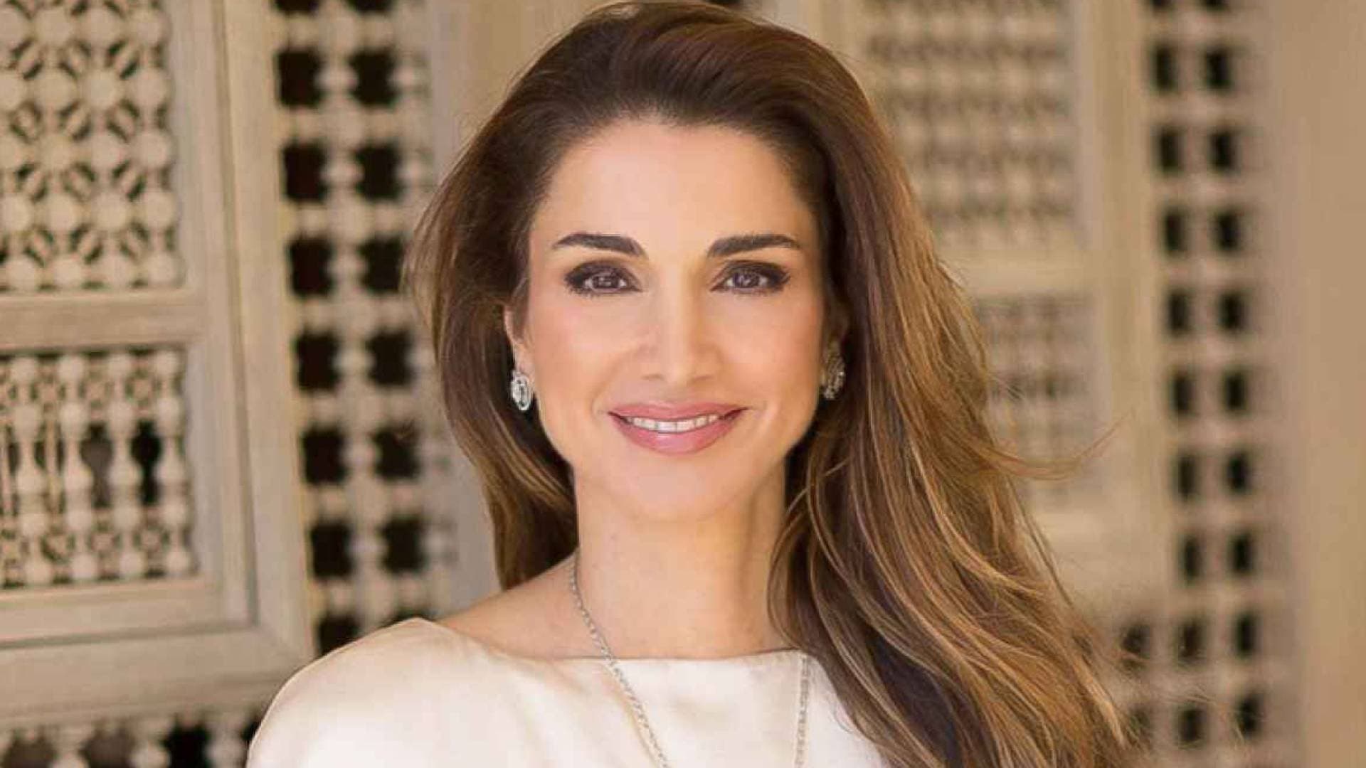 الملكة رانيا تشيد بجهود الدكتورة نانسي الرقاد وفريقها في إجراء عملية لمسنة استردت بصرها خلالها
