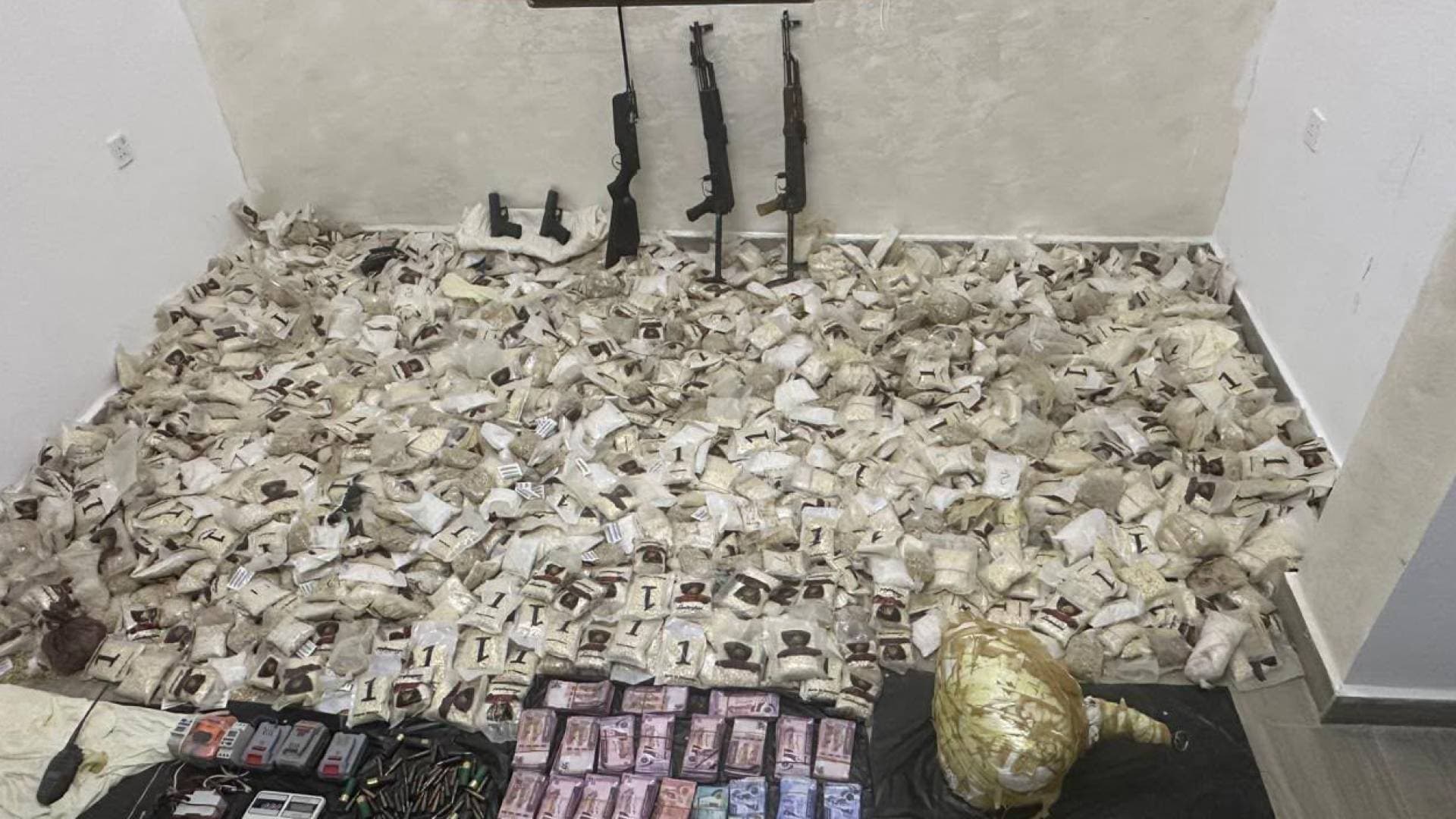 بالفيديو.. الأمن العام يحبط مخططا لتهريب 2 مليون حبة مخدرة ويقبض على مطلوب خطير في الرويشد