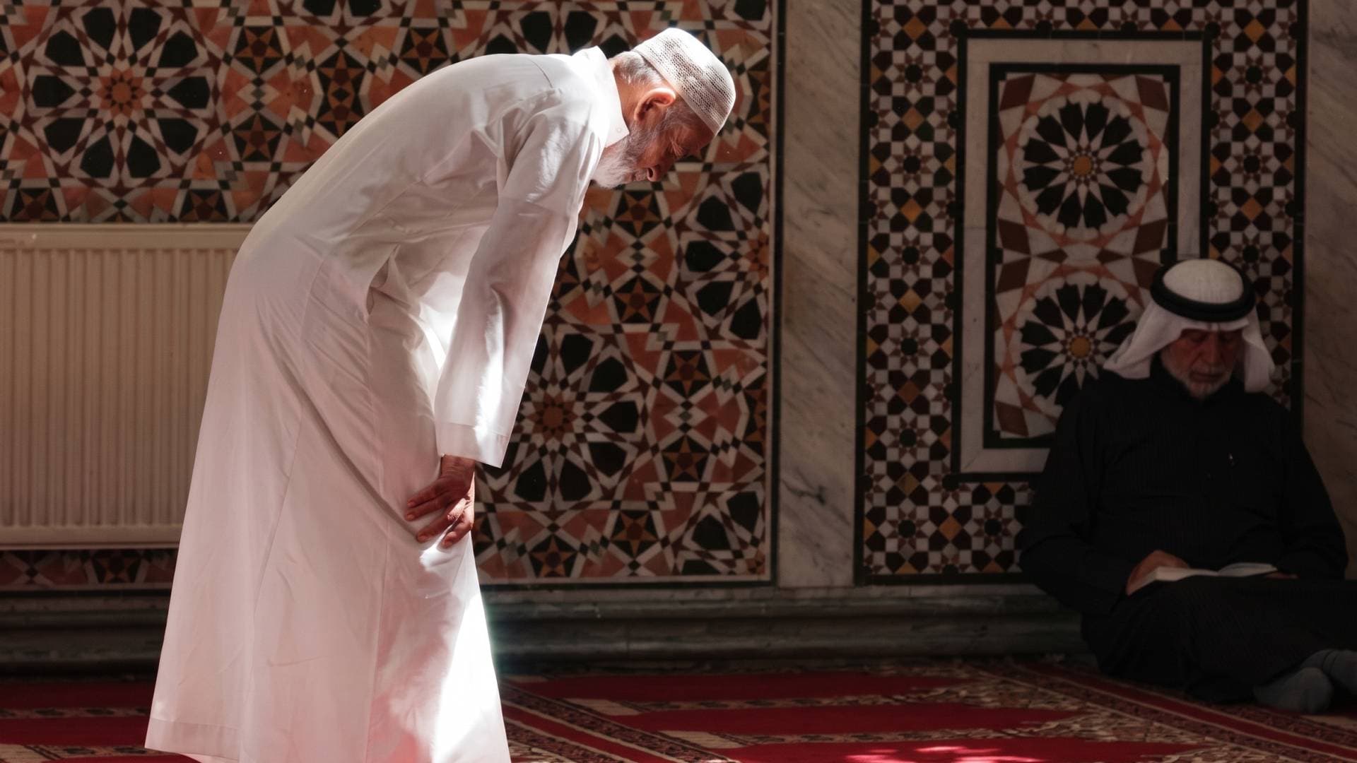 "الإفتاء الأردنية" توضح الحكم الشرعي للصلاة منفردا خلف الصف