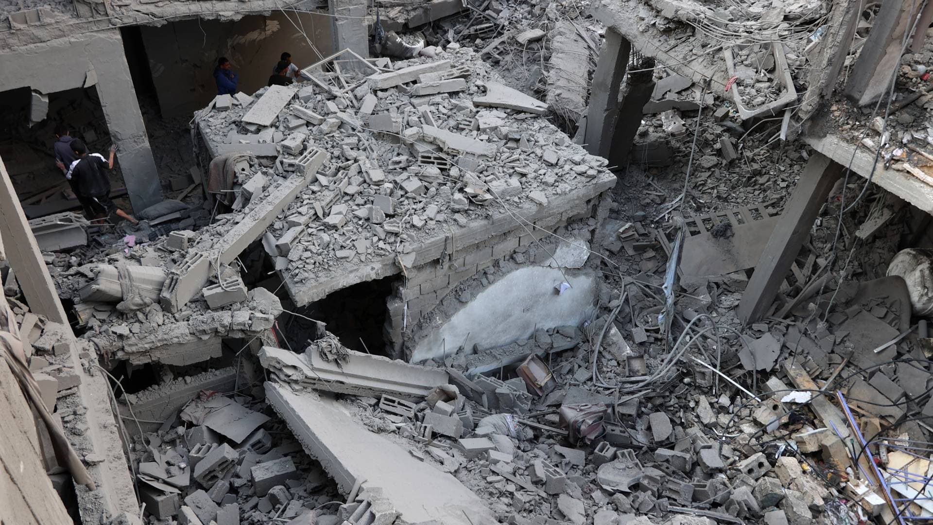 مراسل رؤيا: غارات لجيش الاحتلال تستهدف شقة سكنية في عمارة المعز غربي غزة