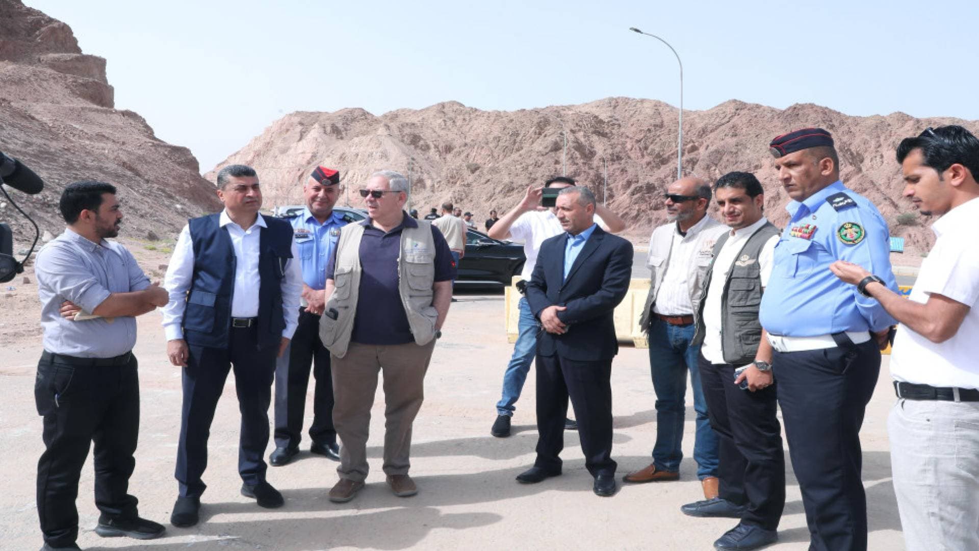 وزارة الأشغال تنهي أعمال الصيانة وتفتح طريق الحاويات الخلفي أمام حركة الشحن