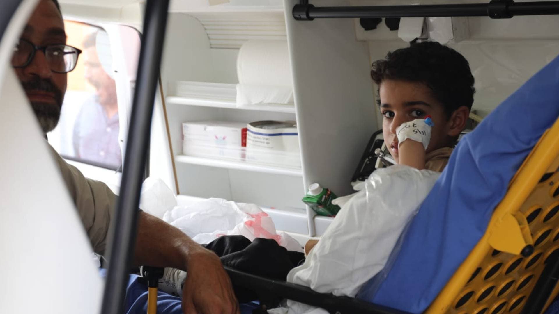 القوات المسلحة تقوم بإجلاء الدفعة (28) من أطفال غزة المرضى للعلاج في الأردن
