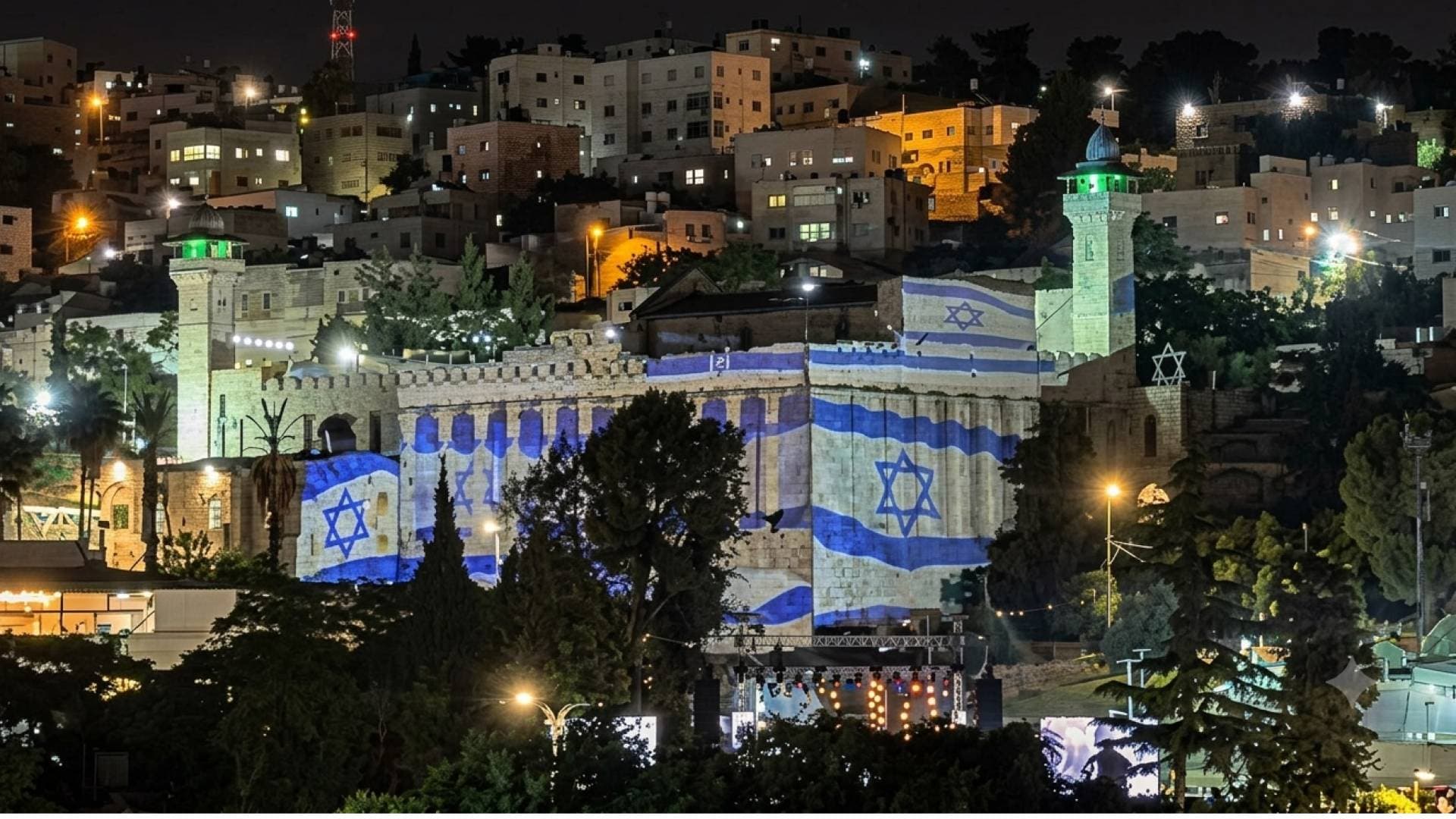 "اعتداء سافر.. الأوقاف الفلسطينية تدين إضاءة الاحتلال جدران الحرم الإبراهيمي بالعلم "الإسرائيلي"