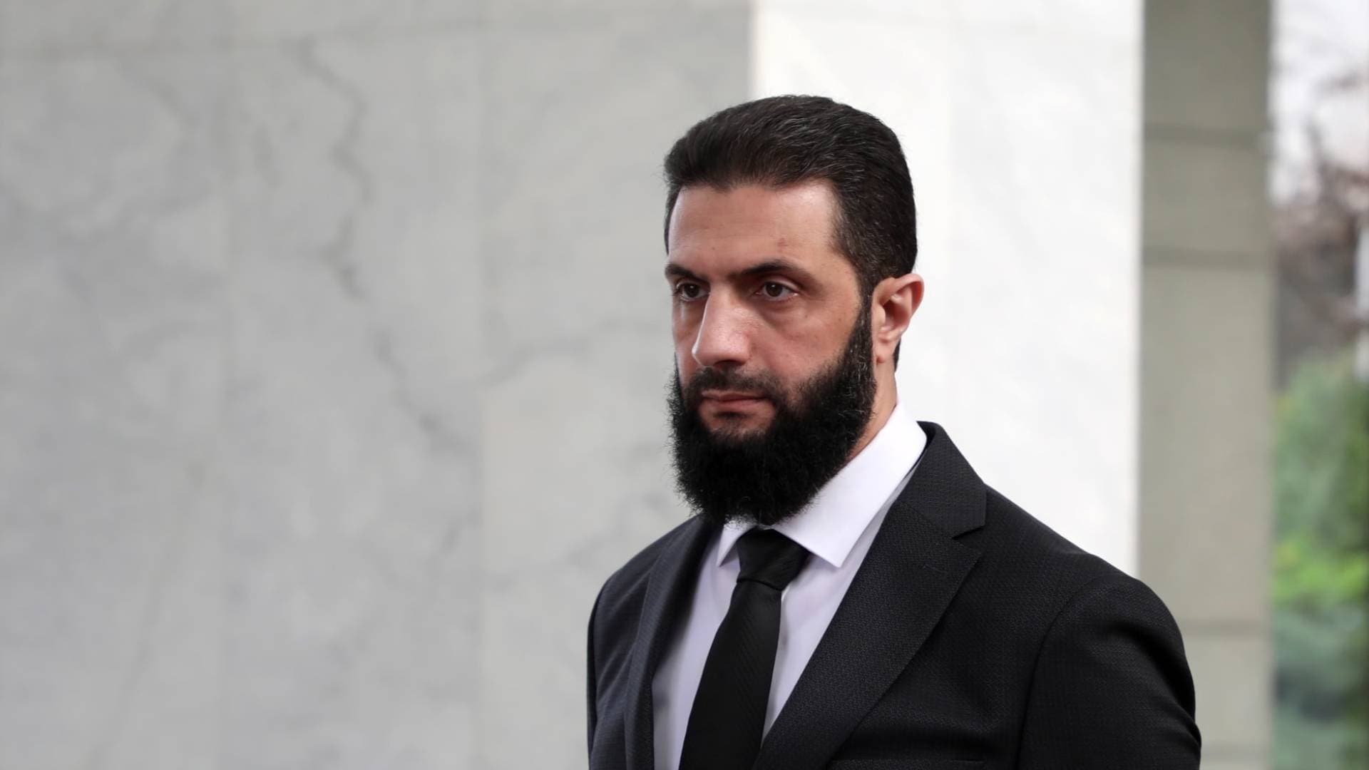 الرئيس السوري أحمد الشرع يعتذر لوجهاء دير الزور عن تصريحات والده التلفزيونية