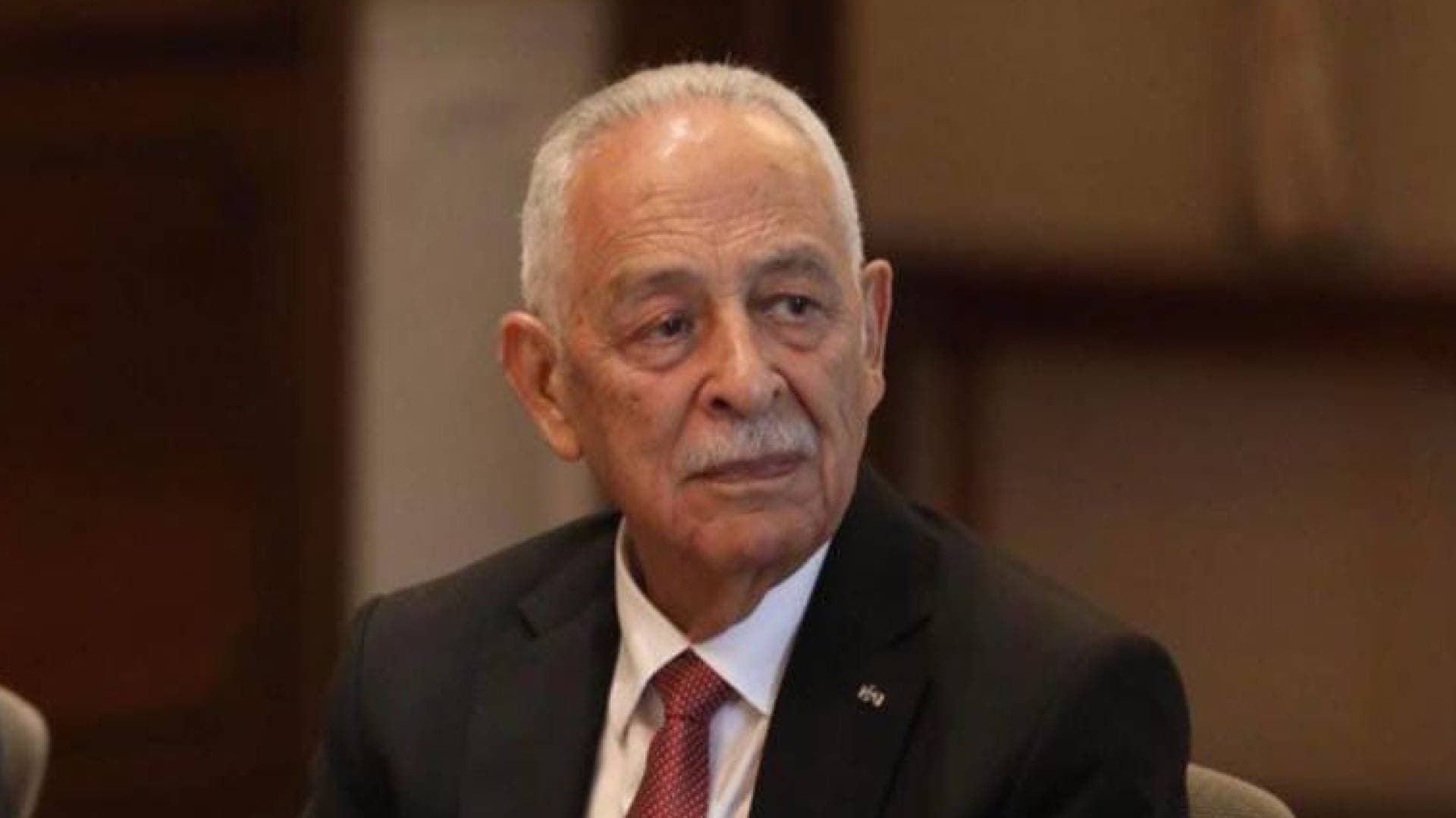 رئيس الديوان الملكي ينقل تمنيات الملك وولي العهد لوالد الشهيد الكساسبة بالشفاء العاجل