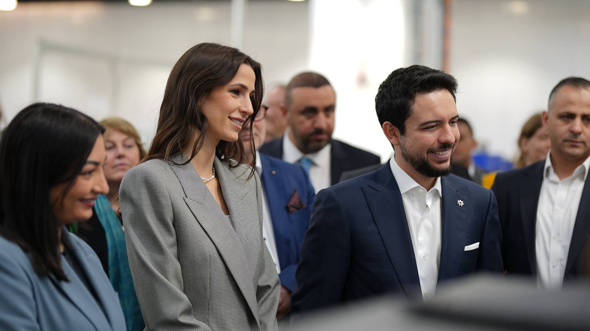 ولي العهد والأميرة رجوة يزوران أحد أكبر مراكز التدريب الصناعي والمهني في ألمانيا.. فيديو