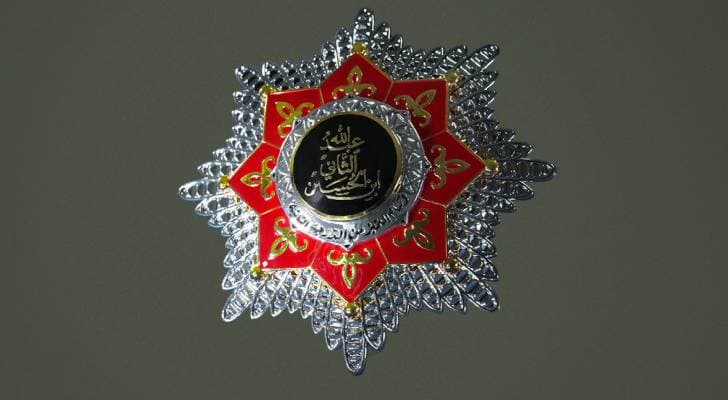 من هم الشخصيات والمؤسسات الذين كرمهم الملك بالأوسمة الملكية في عيد الاستقلال الثمانين؟
