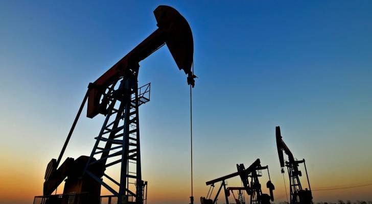 تباين في أسواق النفط.. خام تكساس يهبط بأكثر من 5% رغم الضربات الأمريكية جنوبي إيران