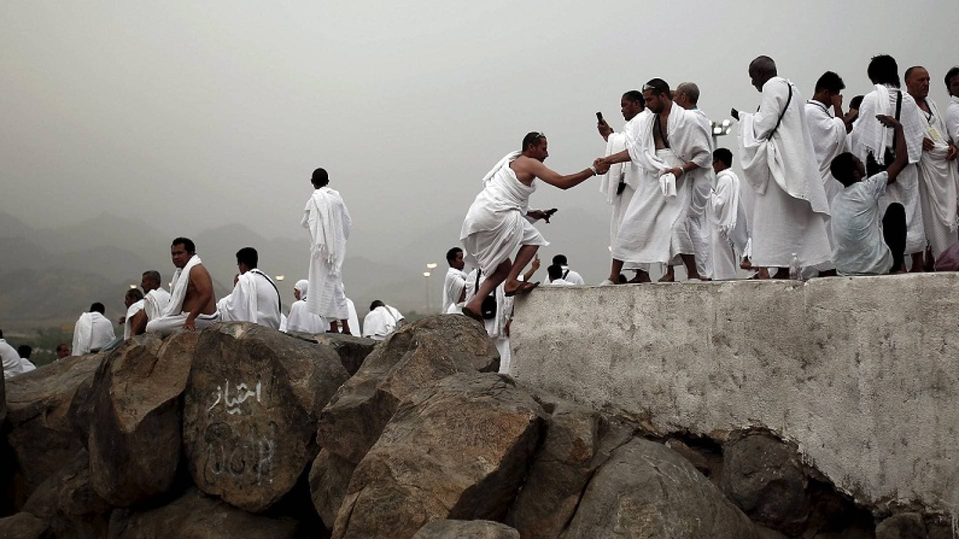 حجاج بيت الله الحرام يصعدون إلى مشعر عرفات لأداء الركن الأعظم