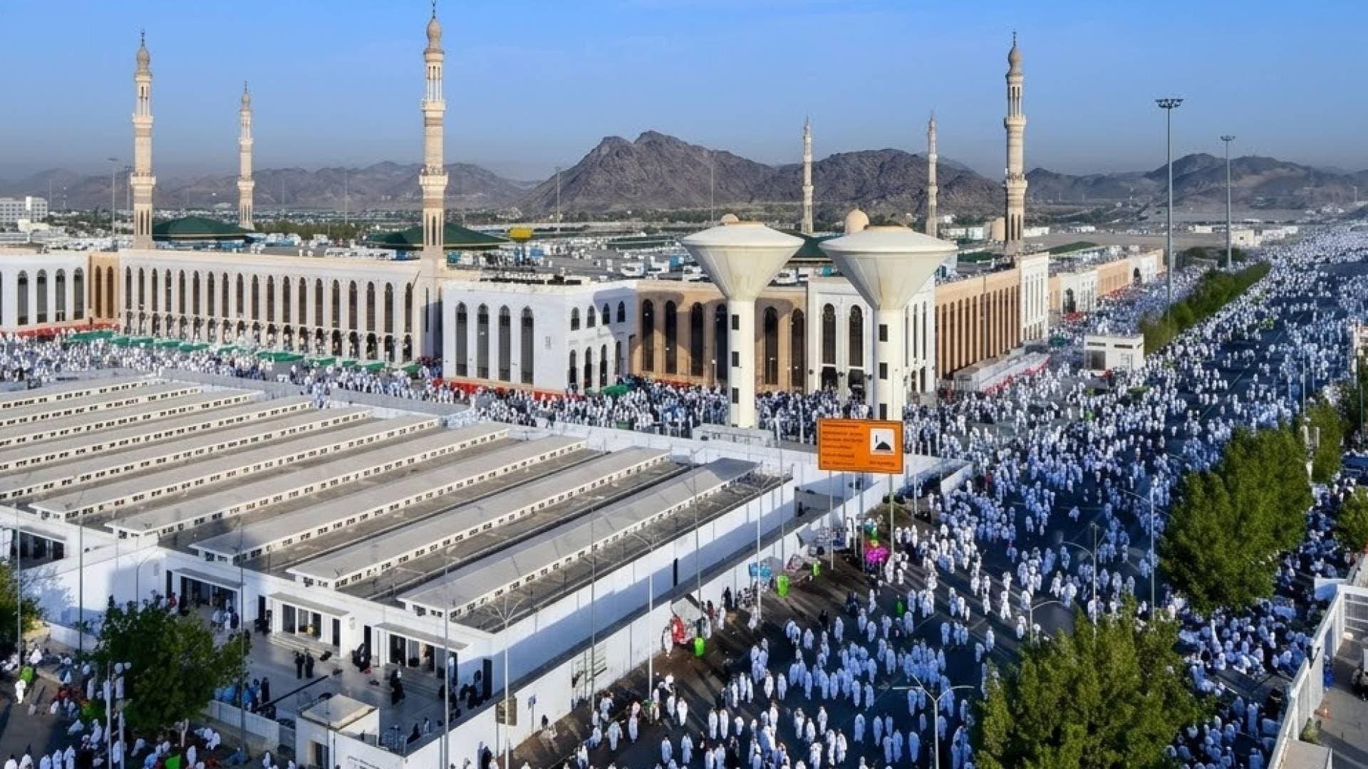 حجاج بيت الله الحرام يستمعون لخطبة عرفة ويؤدون الصلوات في مسجد نمرة