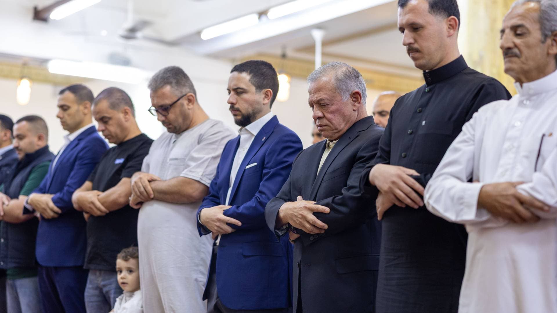 الملك وولي العهد يؤديان صلاة عيد الأضحى في العقبة
