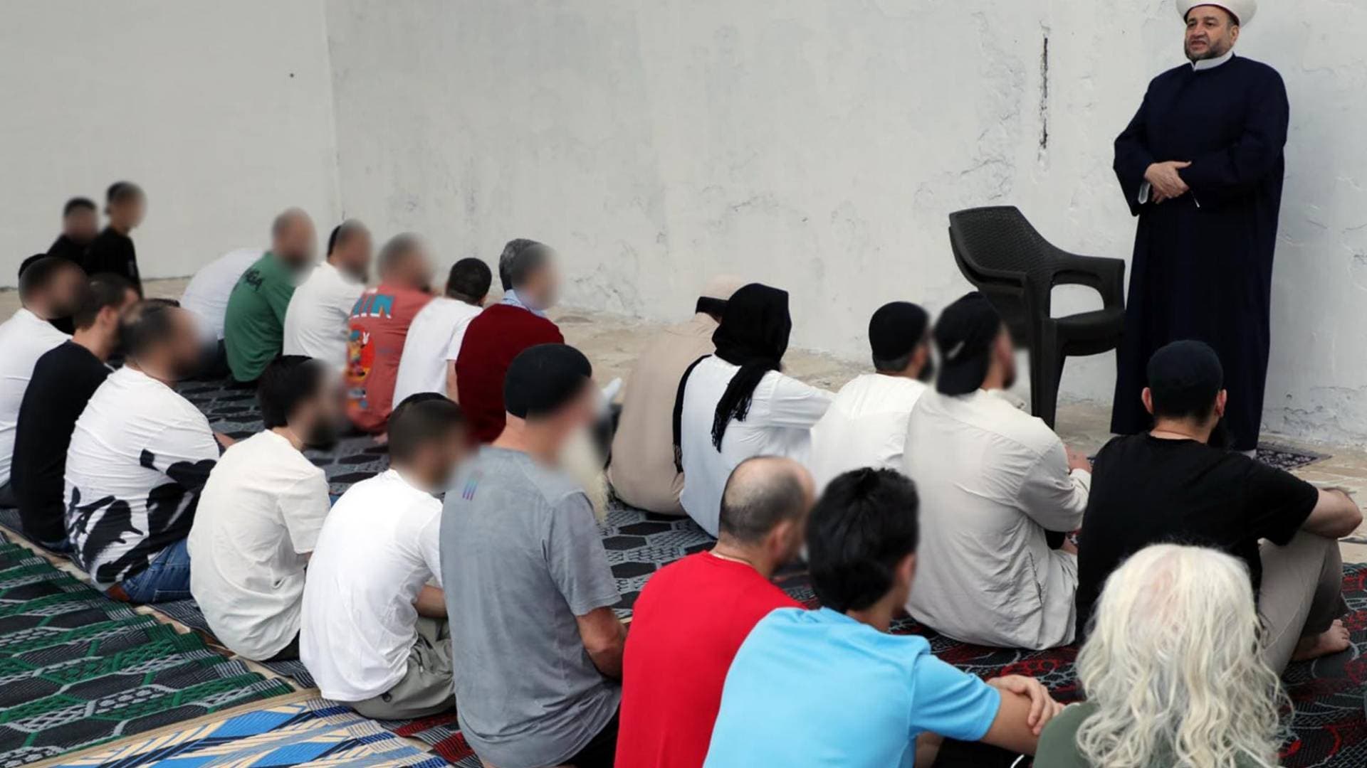 سلام يهنئ اللبنانيين بعيد الأضحى والسجناء يقيمون الصلاة في سجن رومية