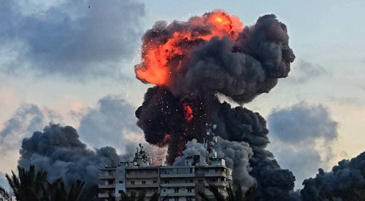 مصادر لبنانية: 13 شهيدا في غارات عنيفة للاحتلال استهدفت صور وصيدا والنبطية