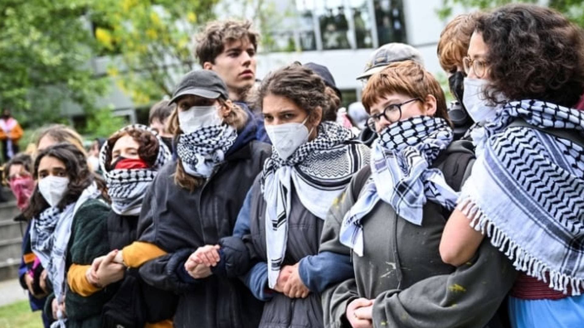 مظاهرة طلابية في جامعة برلين الحرة تطالب بفرض مقاطعة أكاديمية على "إسرائيل"