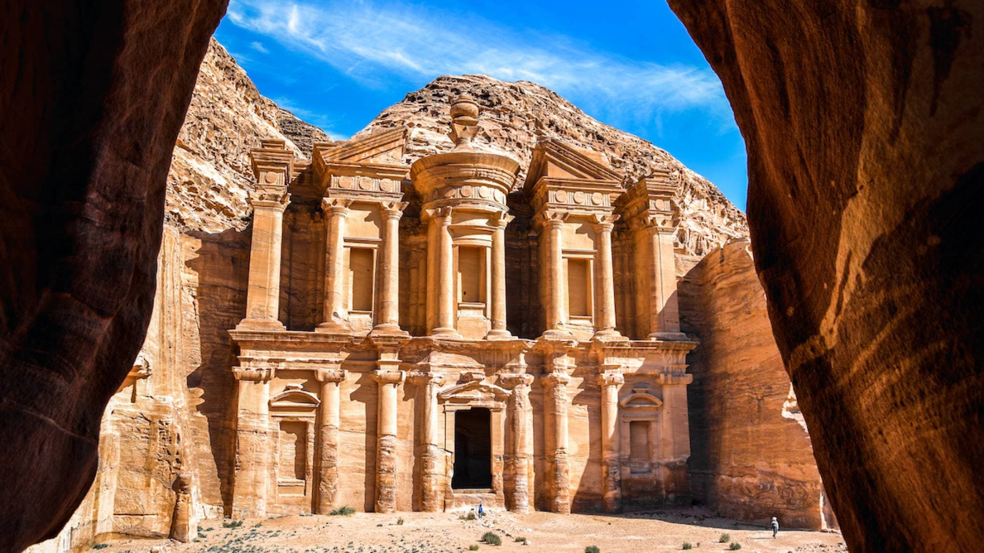 الحكومة تطلق خطة لإنعاش السياحة ومؤشرات إيجابية في نسب الإشغال والمعابر