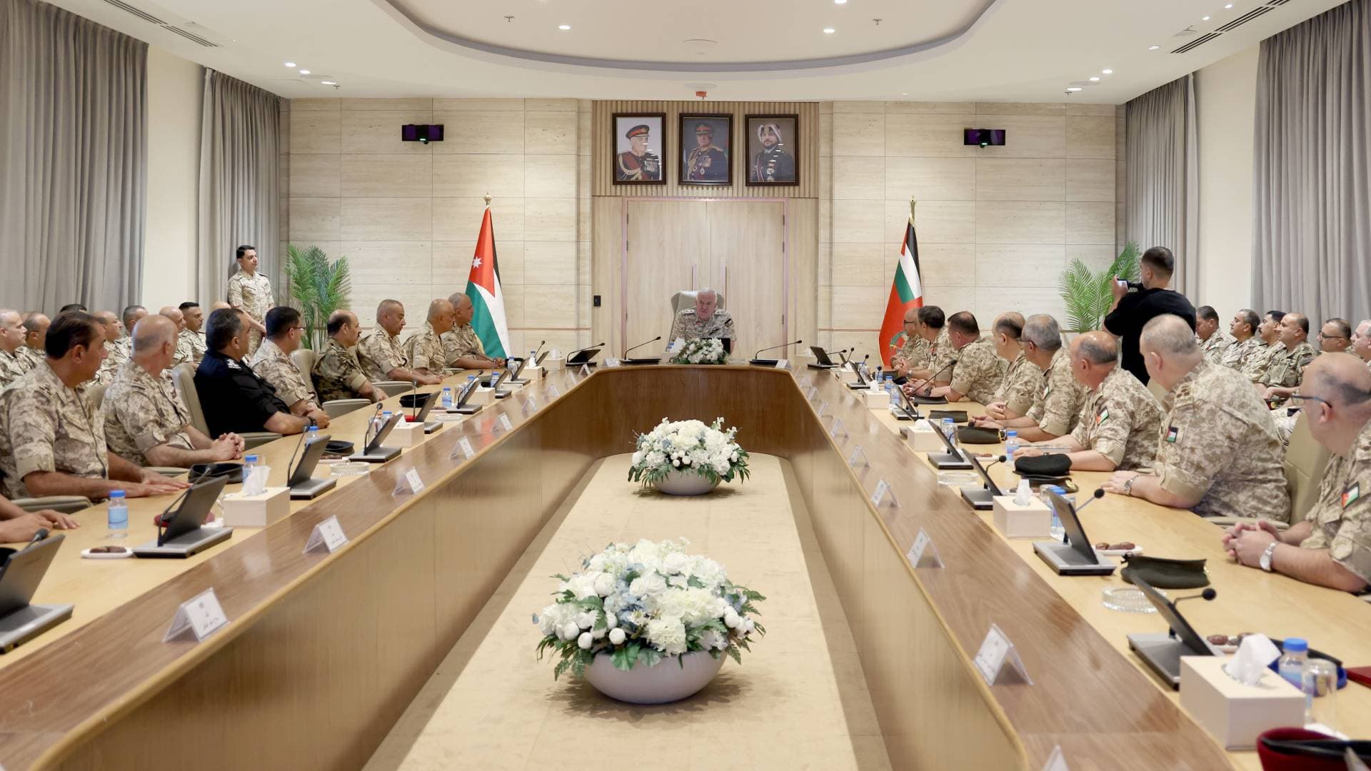 الحنيطي يلتقي كبار ضباط القوات المسلحة ويؤكد أهمية المحافظة على أعلى درجات الجاهزية العملياتية