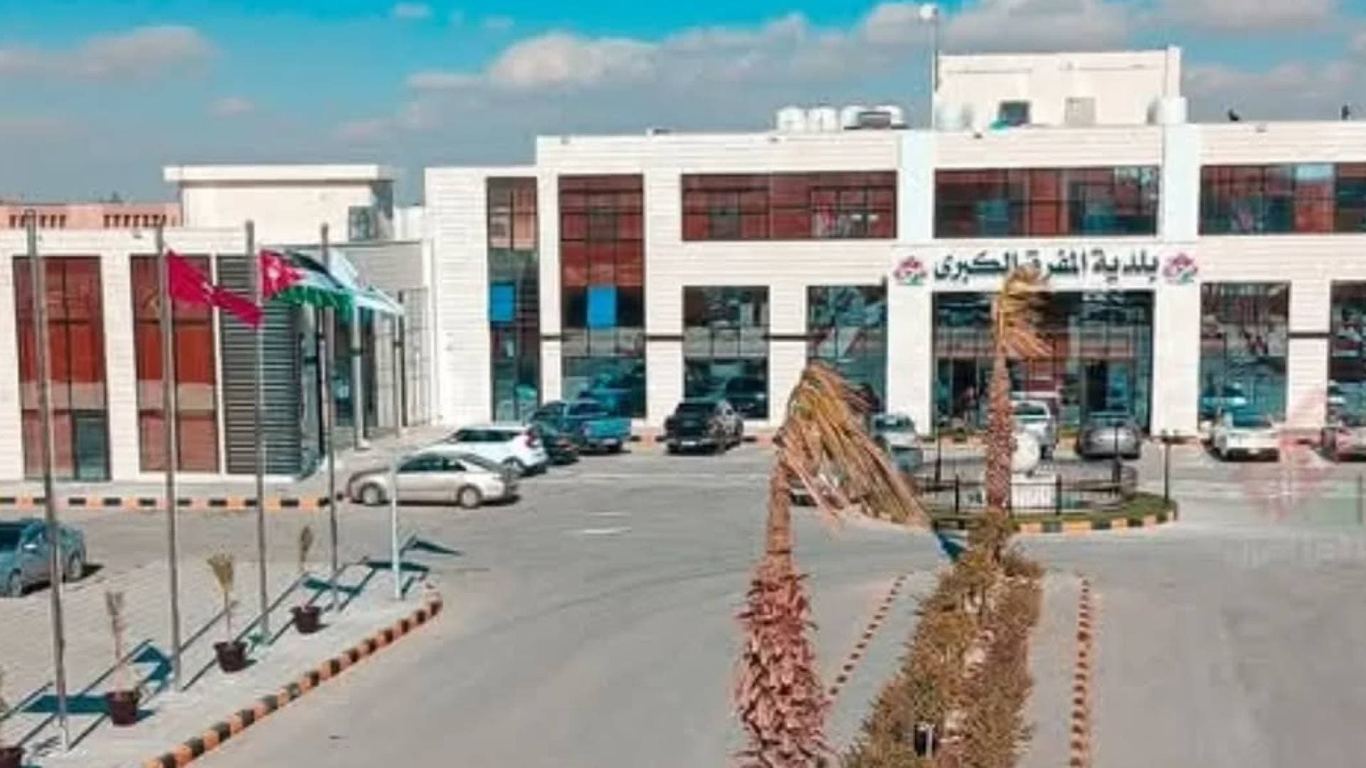 مواطن يشكو بلدية المفرق لعدم إعطائه حقوقه العمالية.. والبلدية: ليس موظف لدينا