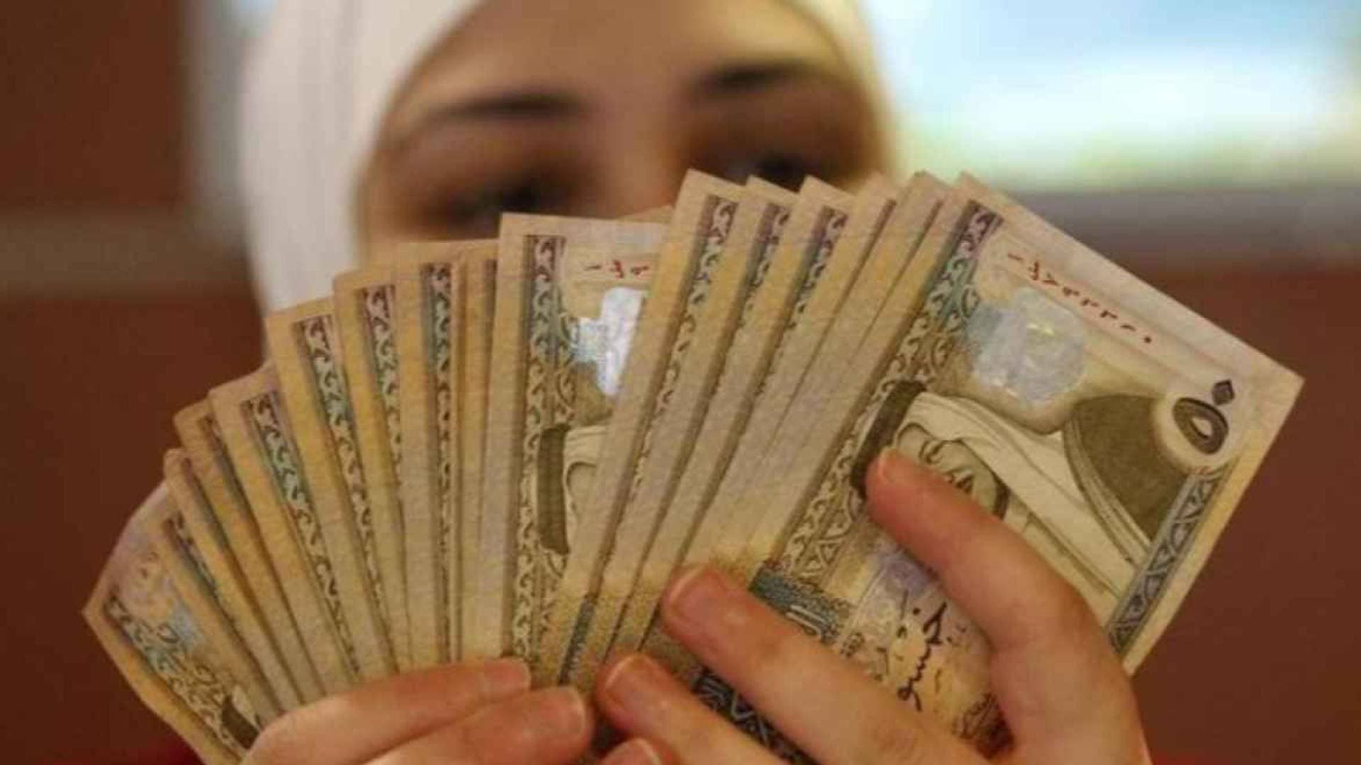 تعرف إلى تفاصيل وموعد زيادة رواتب الموظفين والمتقاعدين المدنيين والعسكرين في الأردن