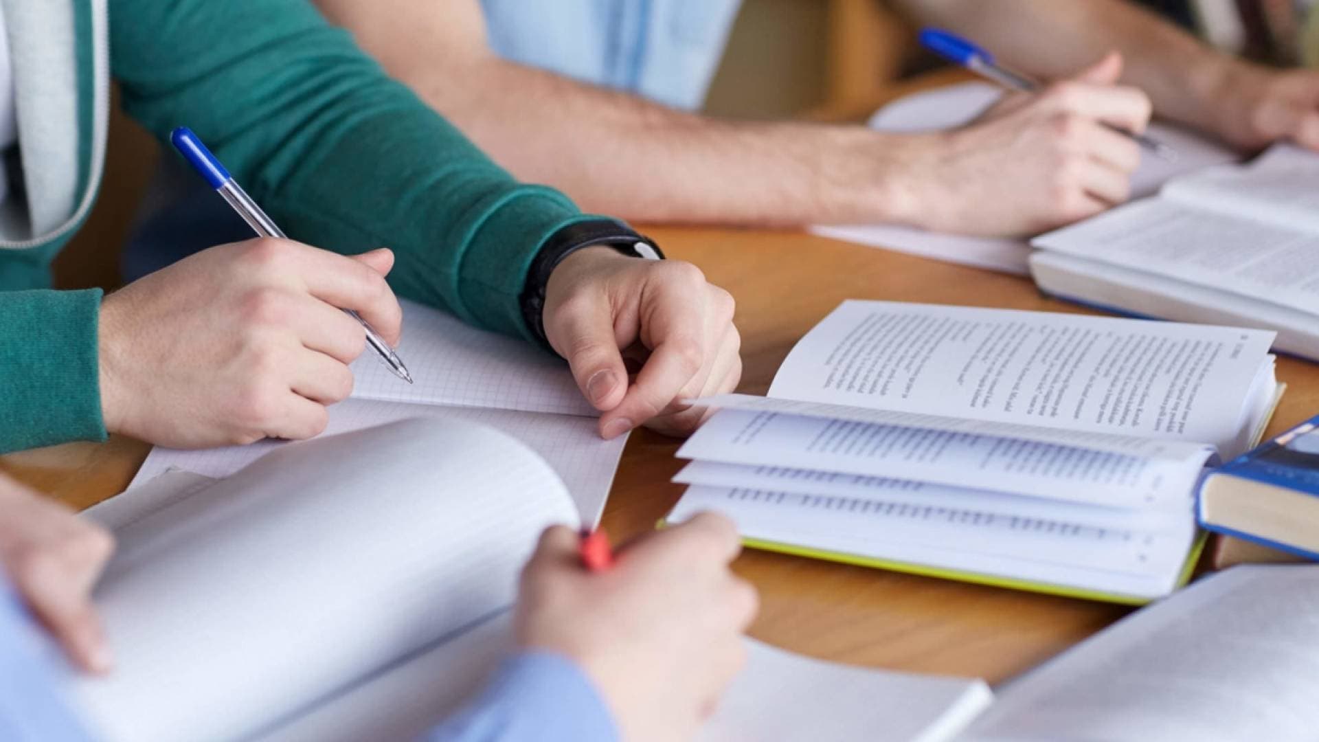 مركز تطوير المناهج يتيح كتب مواد التخصص للمسار الأكاديمي للصفين الحادي عشر والثاني عشر