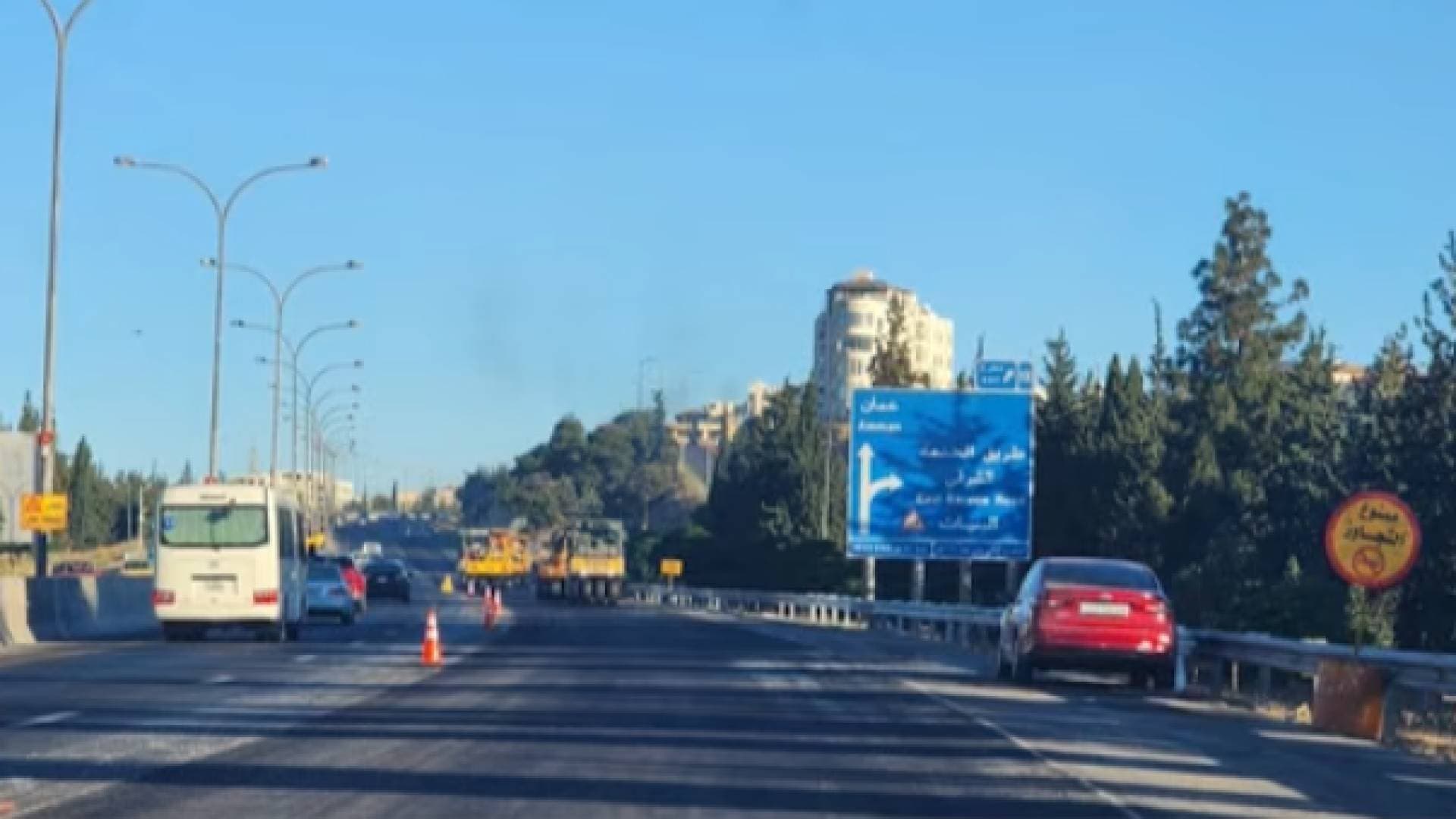 بمتابعة "من هنا نبدأ".. حفرية بدون إرشادات على طريق المطار تتسبب بحادث والأشغال تستجيب..فيديو