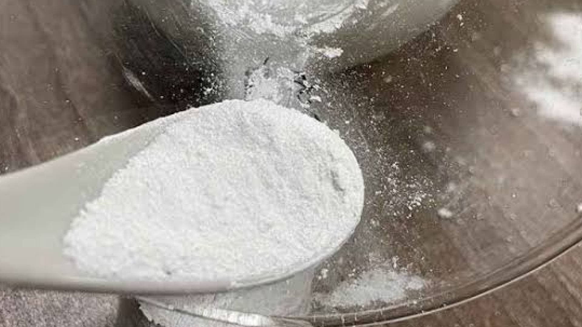 ما أبرز المخاطر الصحية  لمادة ثاني أكسيد التيتانيوم التي تم ضبطها في بعض منتجات الجميد؟