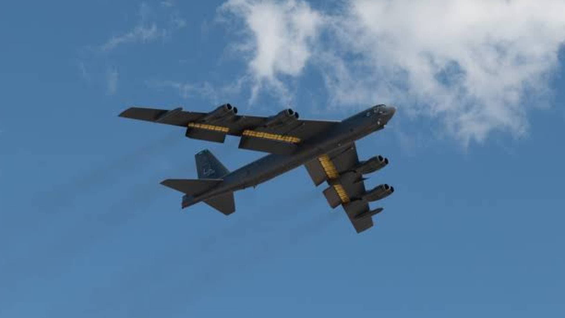 بالفيديو.. تحطم قاذفة أمريكية استراتيجية من طراز "B-52" في كاليفورنيا بعد إقلاعها