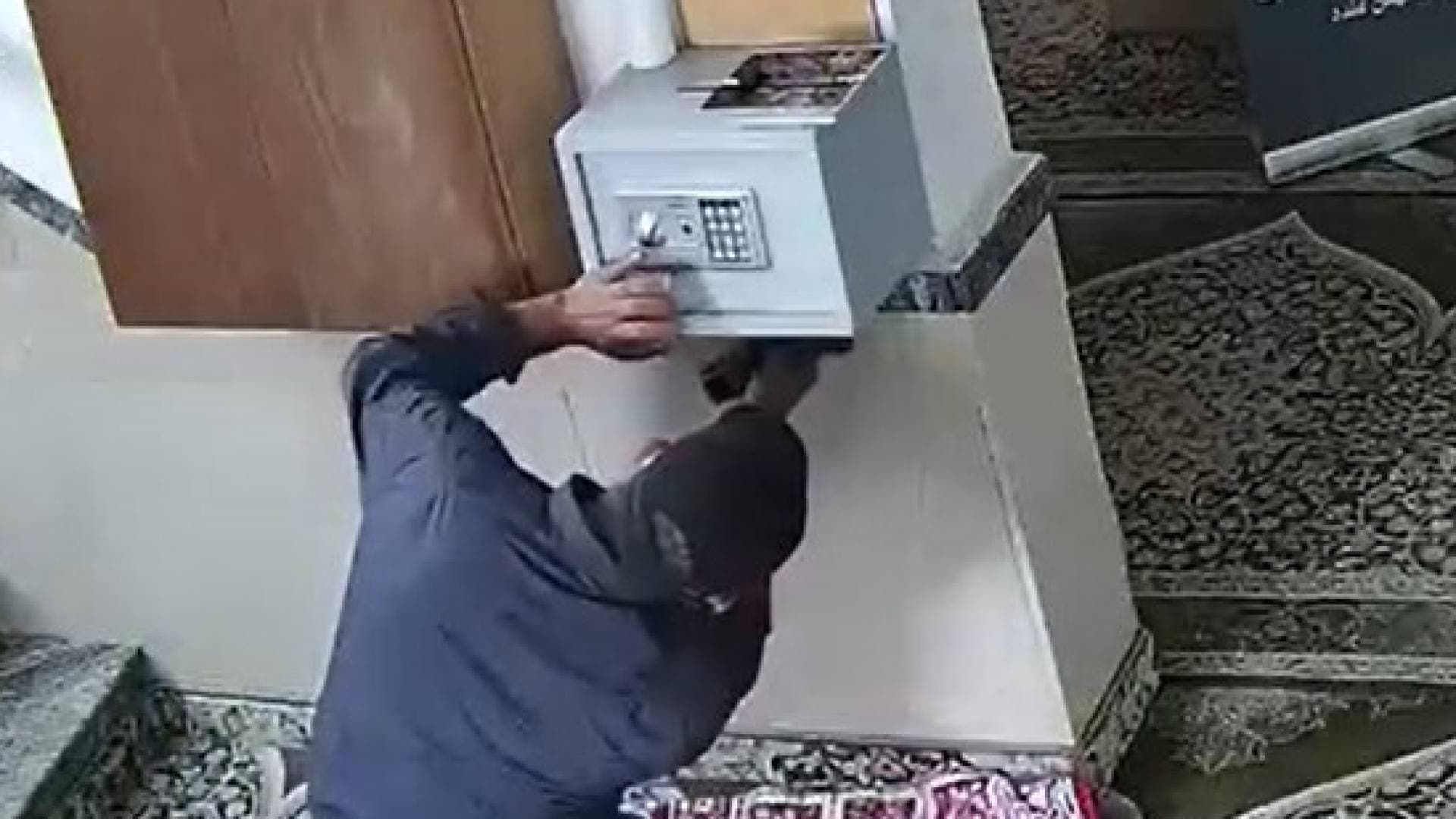 كاميرات المراقبة توثق سرقة مسجد عمر بن الخطاب في دبورية بفلسطين - بالفيديو