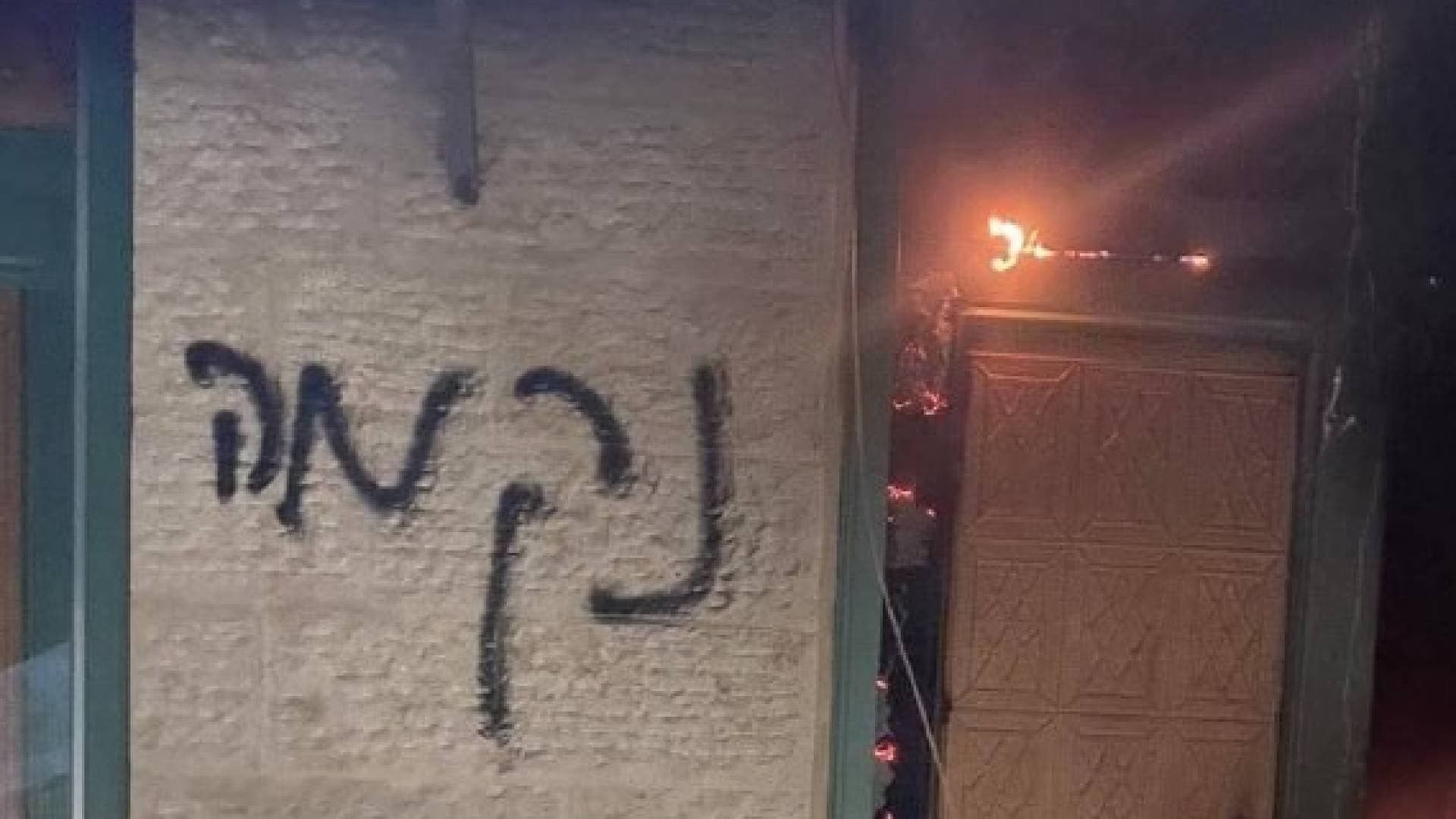 تحت حماية جيش الاحتلال.. مستوطنون يضرمون النار في مسجدين بمحافظة رام الله