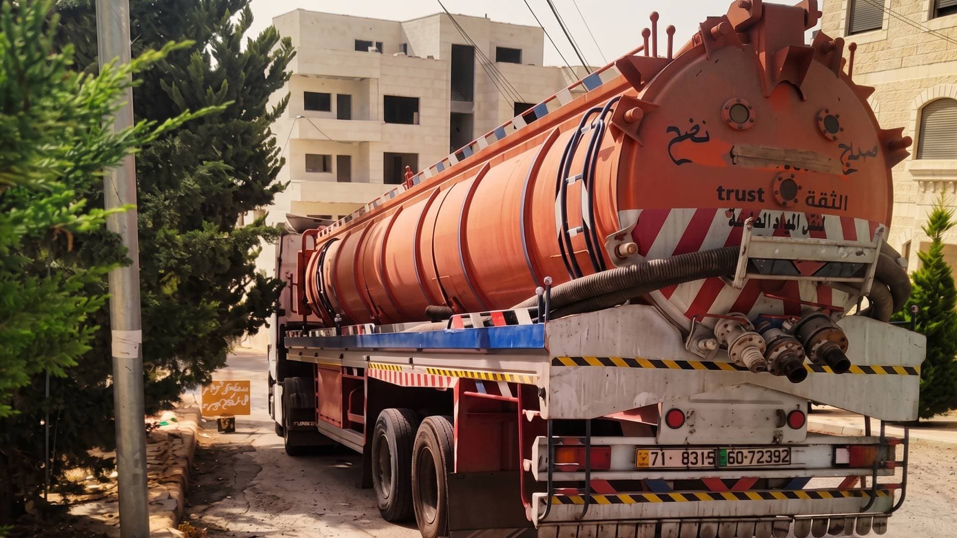 بالفيديو.. اتهامات متبادلة حول طرح "الكمخة" في سحاب.. ووزارة البيئة تعلن طرح عطاء تتبع الصهاريج