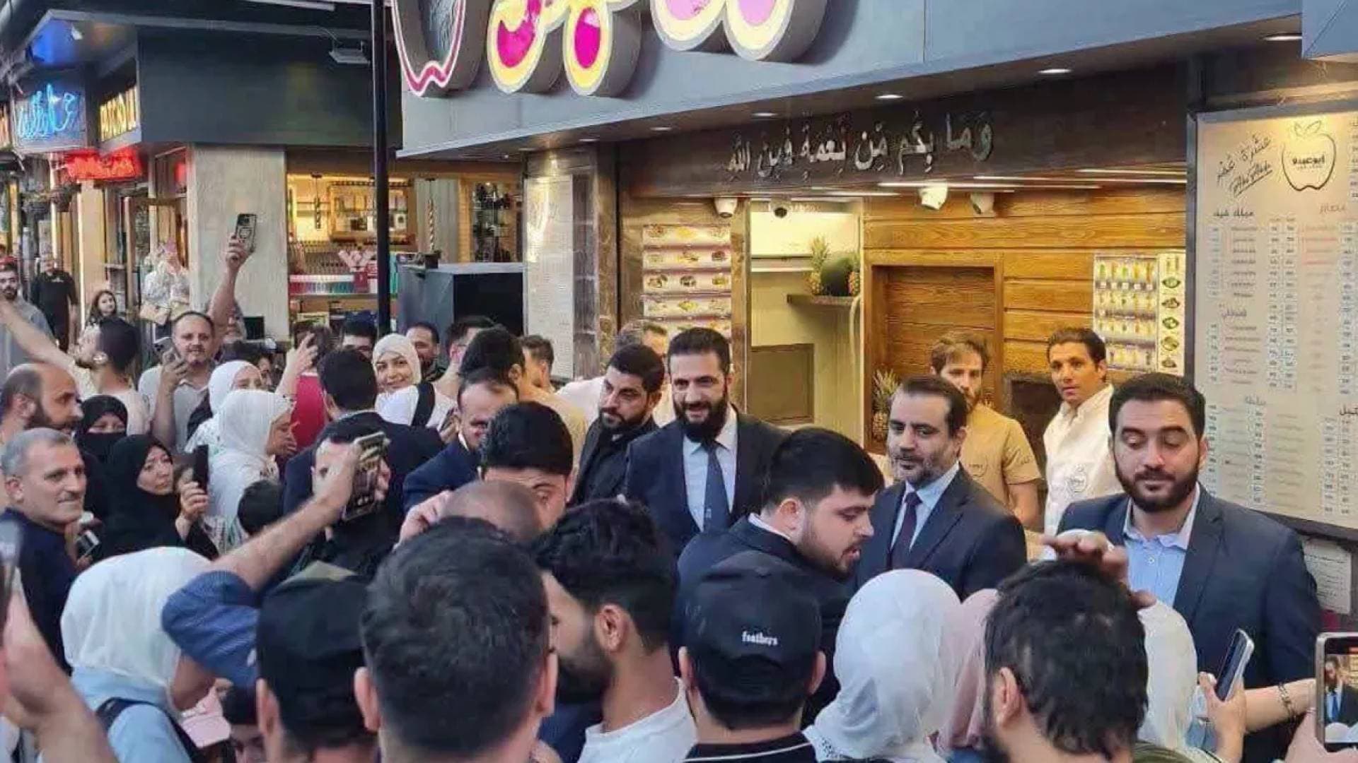 الرئيس السوري أحمد الشرع ووزير الخارجية يجريان جولة تفقدية في حي الحلبوني بدمشق -فيديو