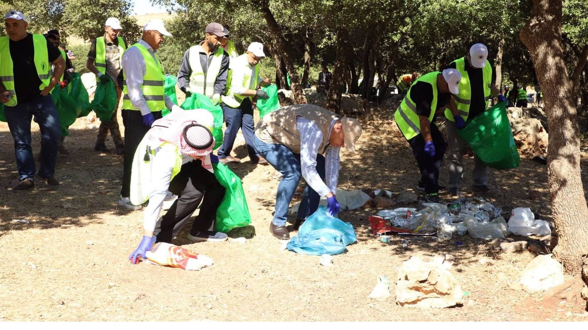 وزارة الأوقاف تنفذ حملة نظافة في غابات برقش