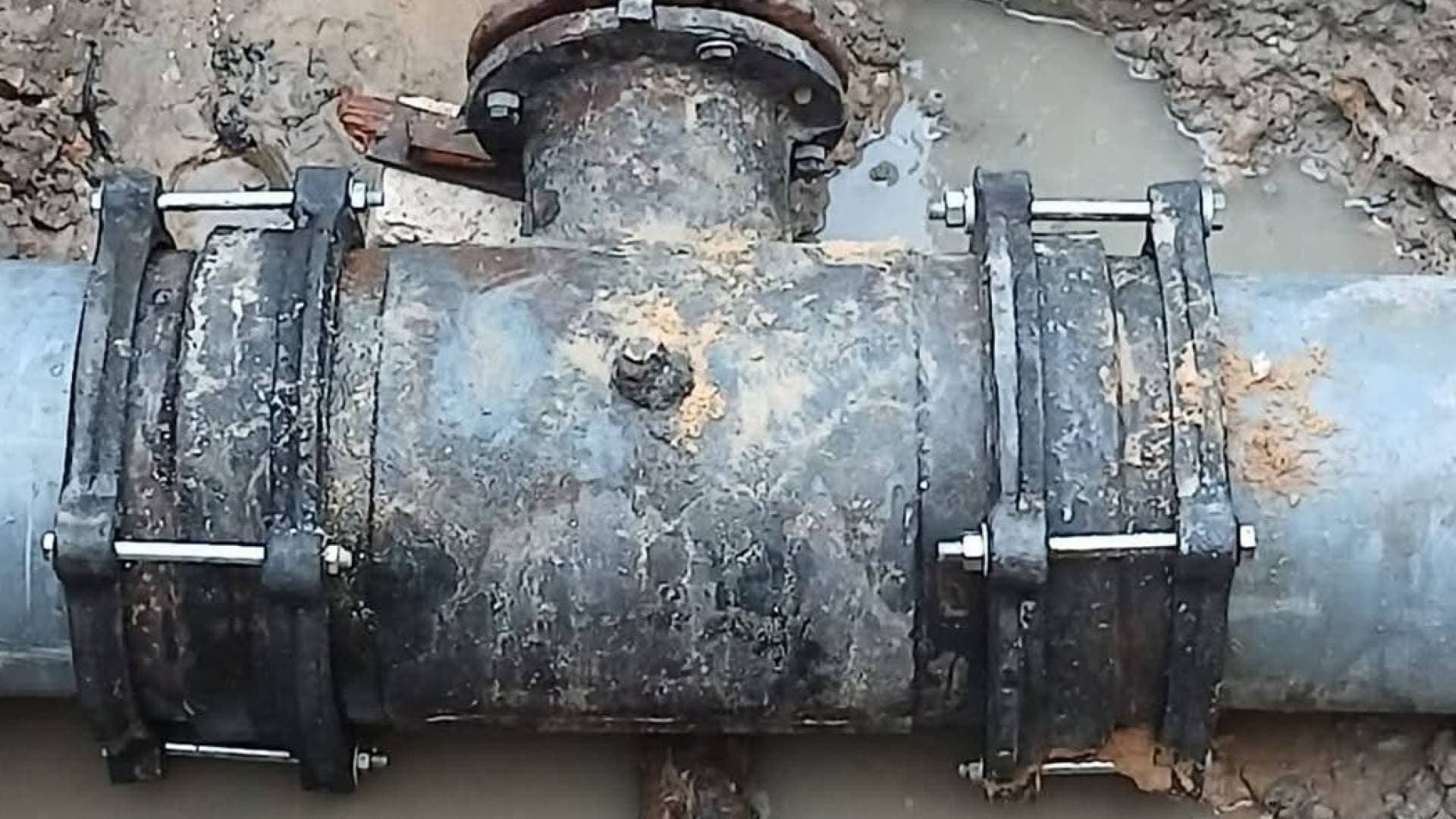 مياه تضيع هباء وبيوت عطشى.. خطوط مكشوفة ومكسورة تسبب أزمة انقطاع وهدر كبير في جرش